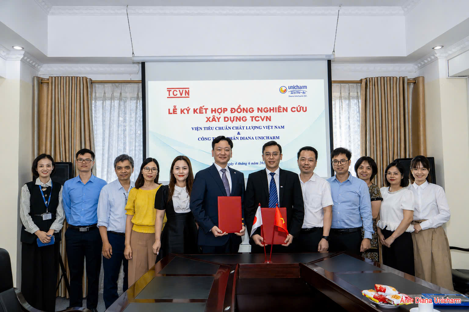 Ông Okada Takahiro – Tổng Giám đốc Diana Unicharm (trái) và TS.Triệu Việt Phương - Viện trưởng Viện Tiêu chuẩn Chất lượng Việt Nam (phải) và thành viên Ban dự án xây dựng Tiêu chuẩn Việt Nam.