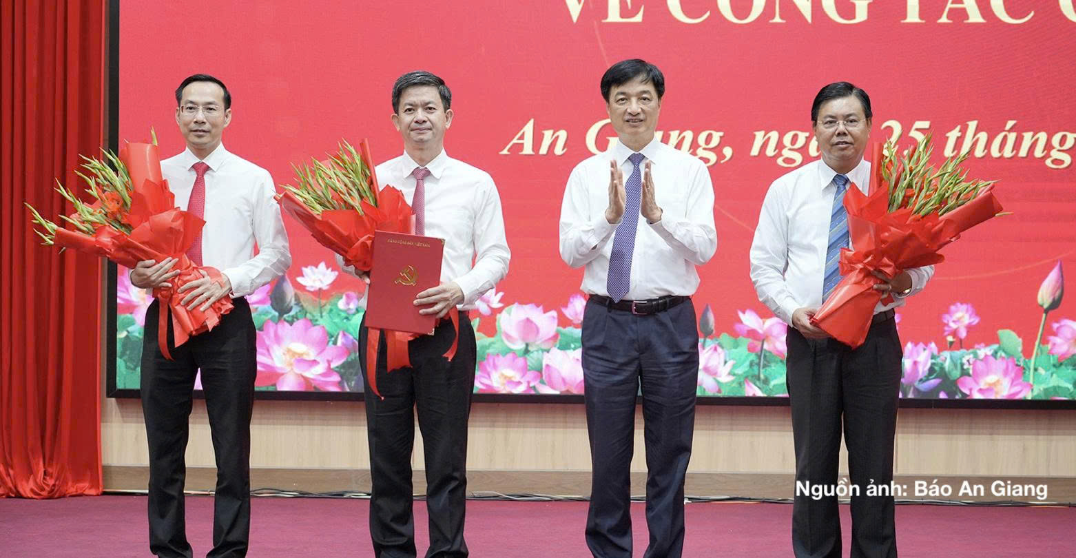 Ủy viên Bộ Chính trị, Bí thư Trung ương Đảng, Trưởng Ban Tổ chức Trung ương Nguyễn Duy Ngọc trao quyết định, tặng hoa chúc mừng tại hội nghị.