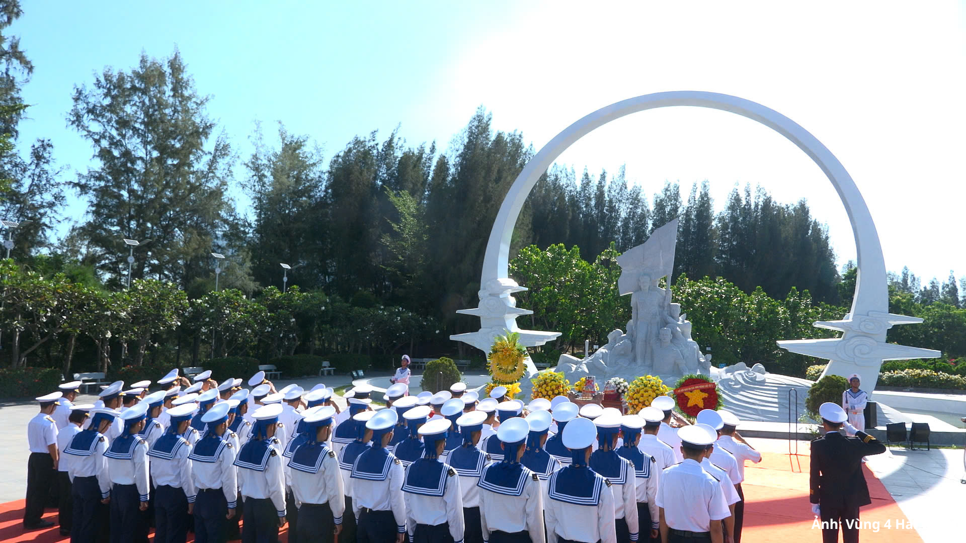 Đoàn đại biểu bày tỏ lòng thành kính và biết ơn sâu sắc đối với các Anh hùng liệt sĩ đã hiến dâng tuổi thanh xuân, xương máu bảo vệ Tổ quốc.