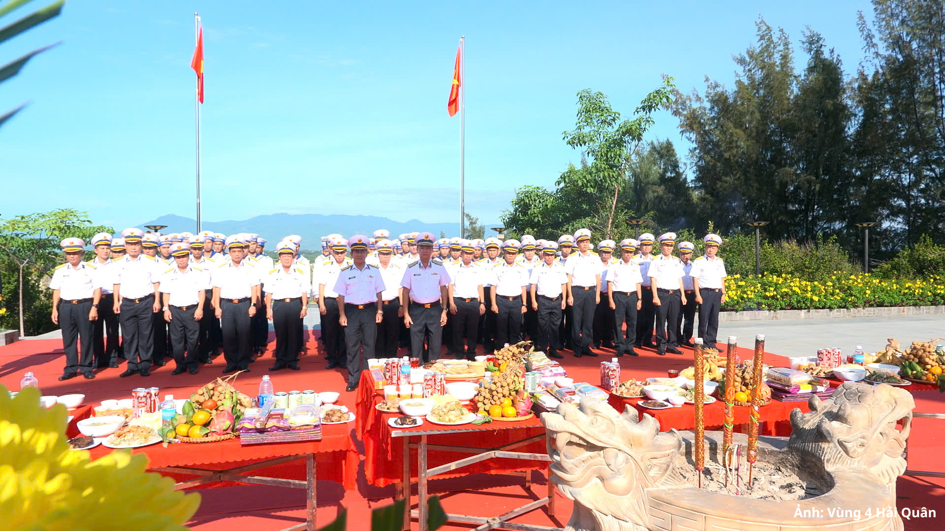 Trong không khí trang nghiêm, thành kính, đoàn đại biểu dành phút mặc niệm tưởng nhớ, dâng hương, hoa tới các anh hùng liệt sĩ.