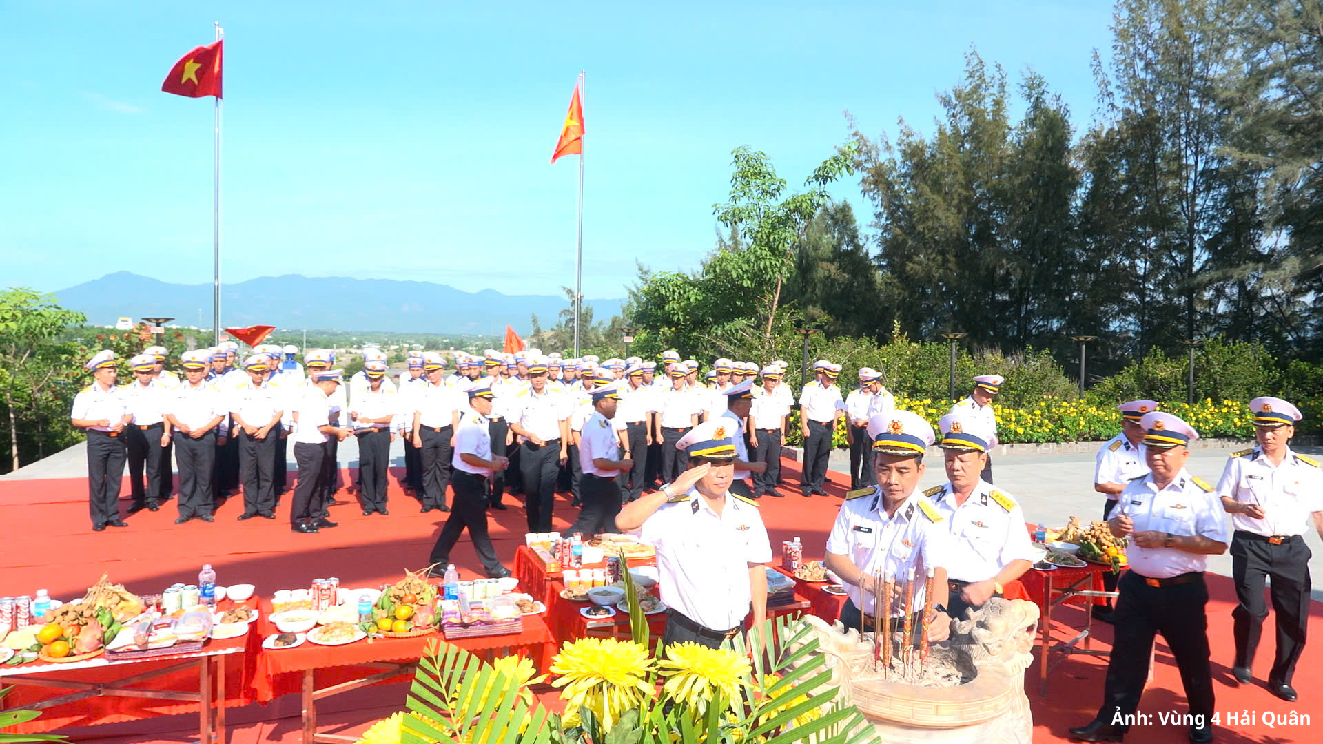 Các đại biểu thành kính tri ân, thắp hương tới các anh hùng, liệt sĩ.