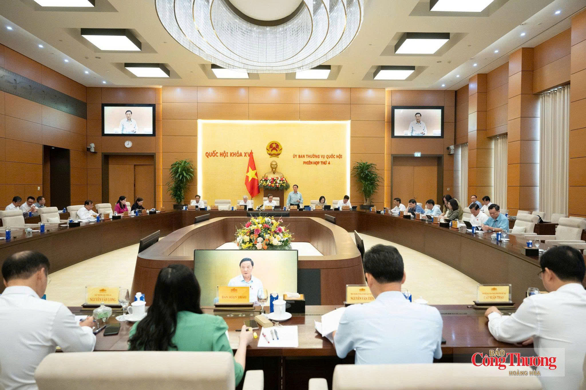 Ủy ban Thường vụ Quốc hội xem xét, thông qua Nghị quyết về số lượng đơn vị Kiểm toán Nhà nước chuyên ngành và đổi tên Vụ Chế độ và Kiểm soát chất lượng kiểm toán thành Vụ Chính sách Kiểm toán Nhà nước.