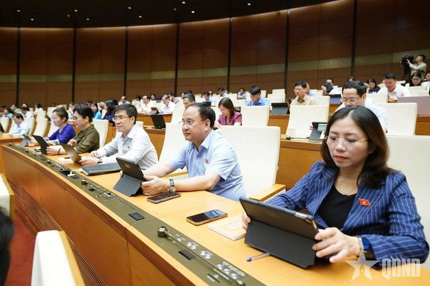 Quốc hội khóa XVI duy trì mô hình “kỳ họp không giấy”. Các tài liệu, văn kiện được cung cấp cho đại biểu thông qua ứng dụng chuyên dụng của Quốc hội.