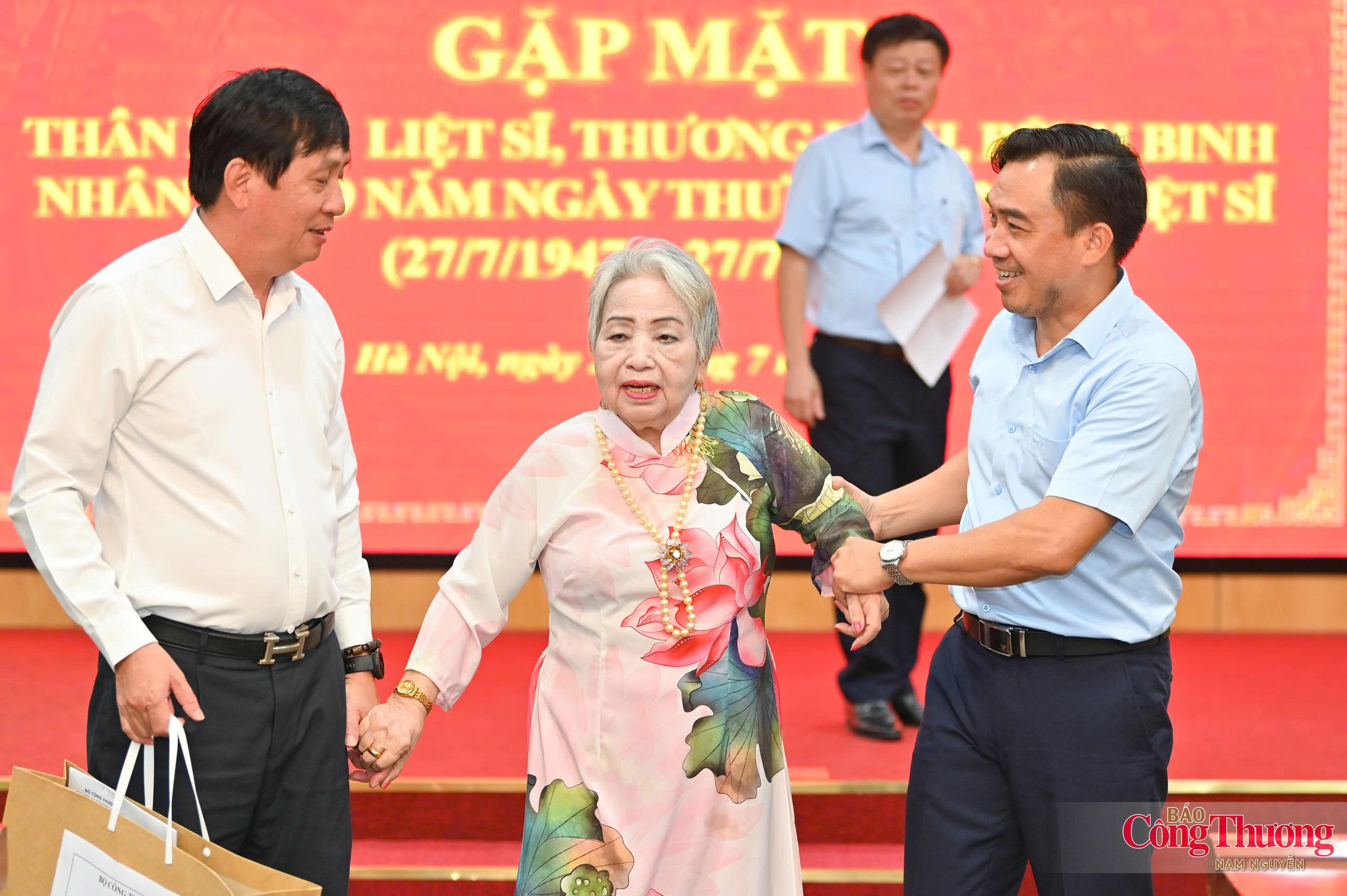 Mẹ Việt Nam Anh hùng Nguyễn Thị Kim Loan chia sẻ những kỷ niệm xúc động tại buổi gặp mặt.