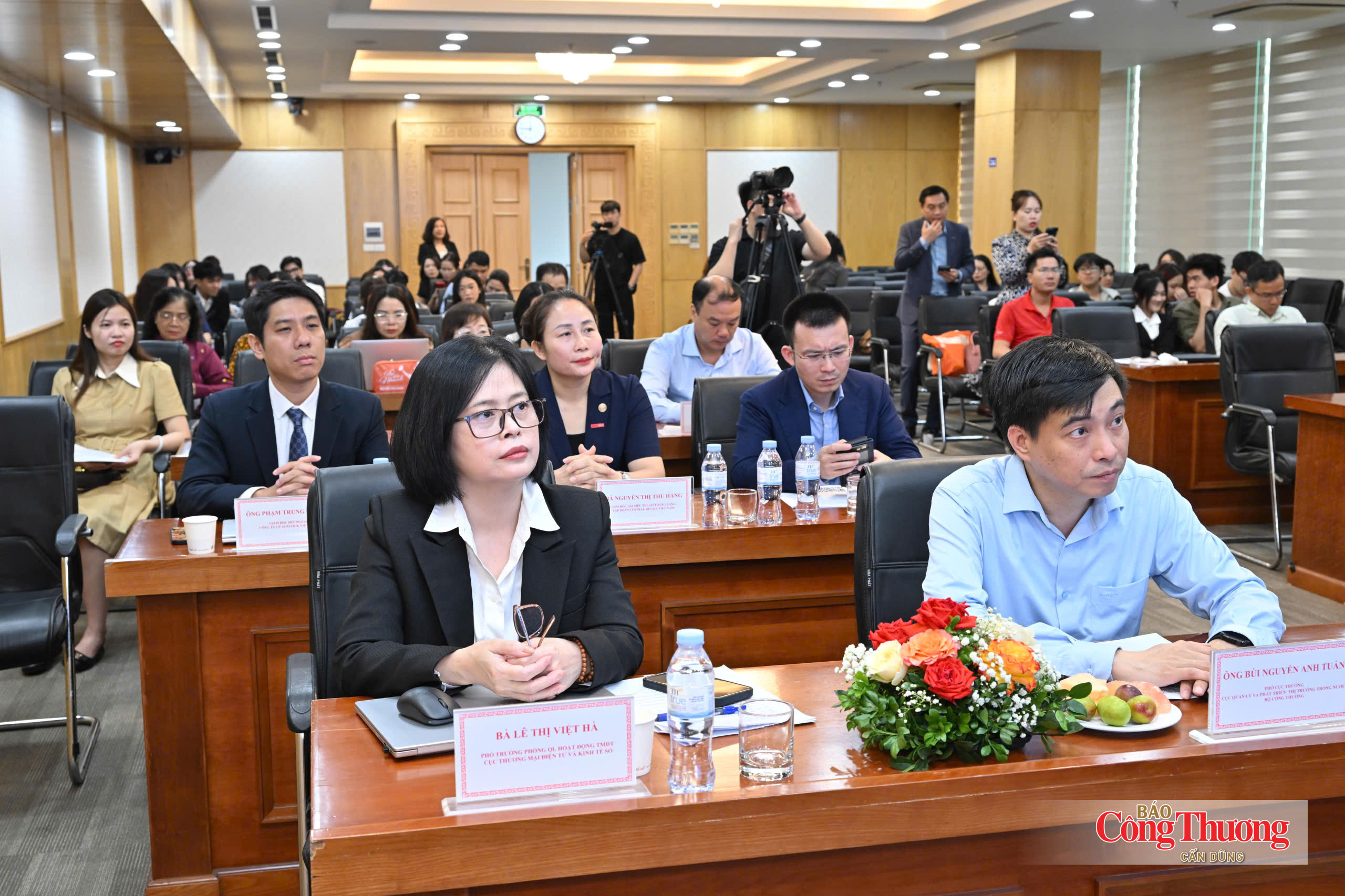 Đại biểu tham dự hội thảo