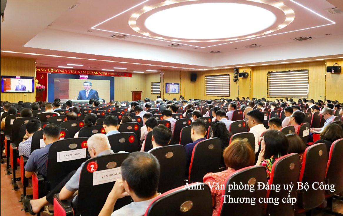 Đông đảo cán bộ, đảng viên thuộc Đảng bộ Bộ Công Thương tham dự Hội nghị tại điểm cầu Bộ Công Thương.
