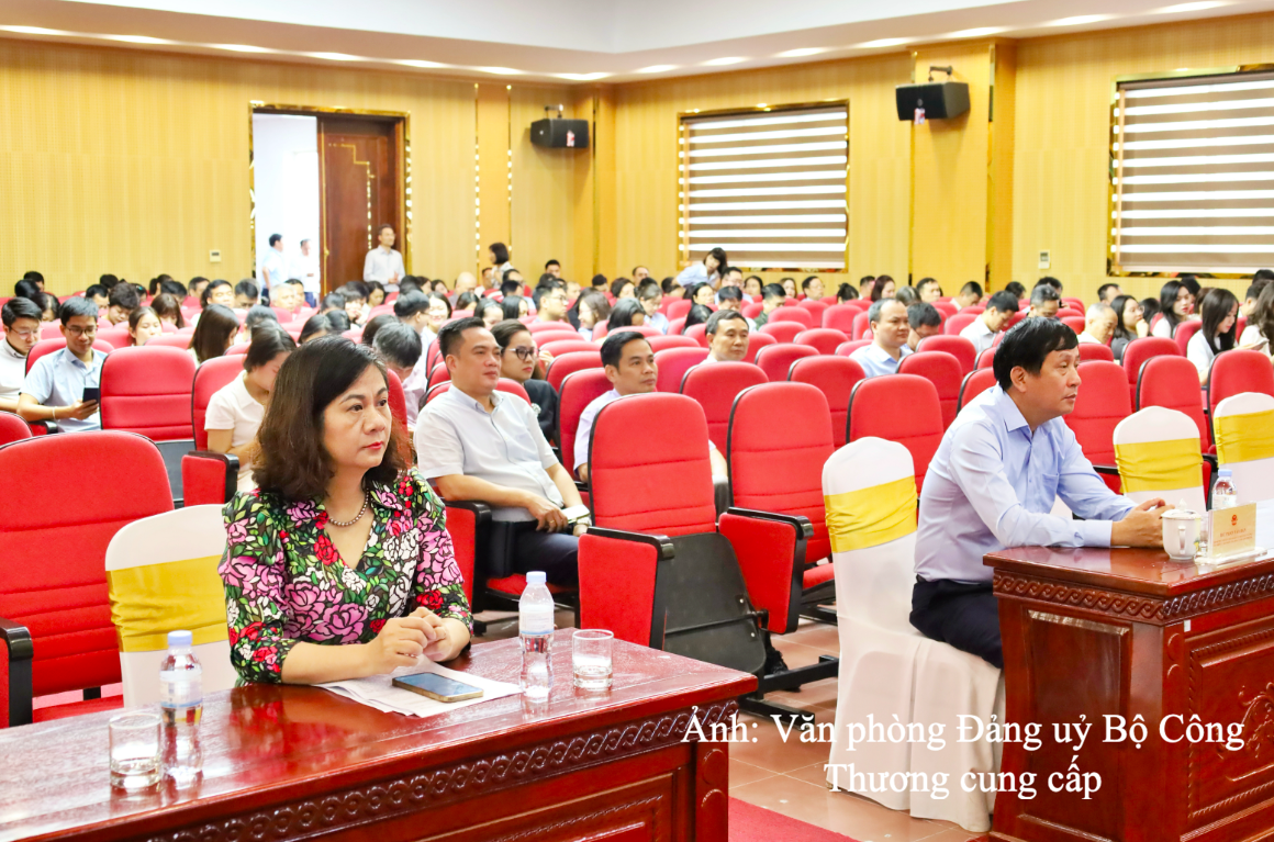 Phó Bí thư Chuyên trách Đảng uỷ Bộ Công Thương (bên phải) và Quyền Trưởng Ban Tuyên giáo và Dân vận Đảng uỷ Bộ Công Thương tham dự Hội nghị tại điểm cầu Bộ Công Thương.