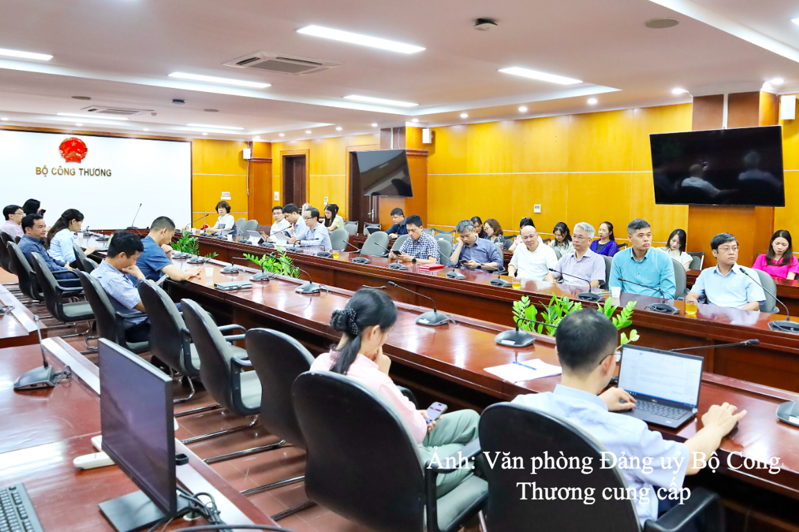 Cán bộ, đảng viên các cục, vụ tham gia học tập, quán triệt Nghị quyết tại trụ sở Bộ Công Thương 54 Hai Bà Trưng, phường Cửa Nam, Tp. Hà Nội.