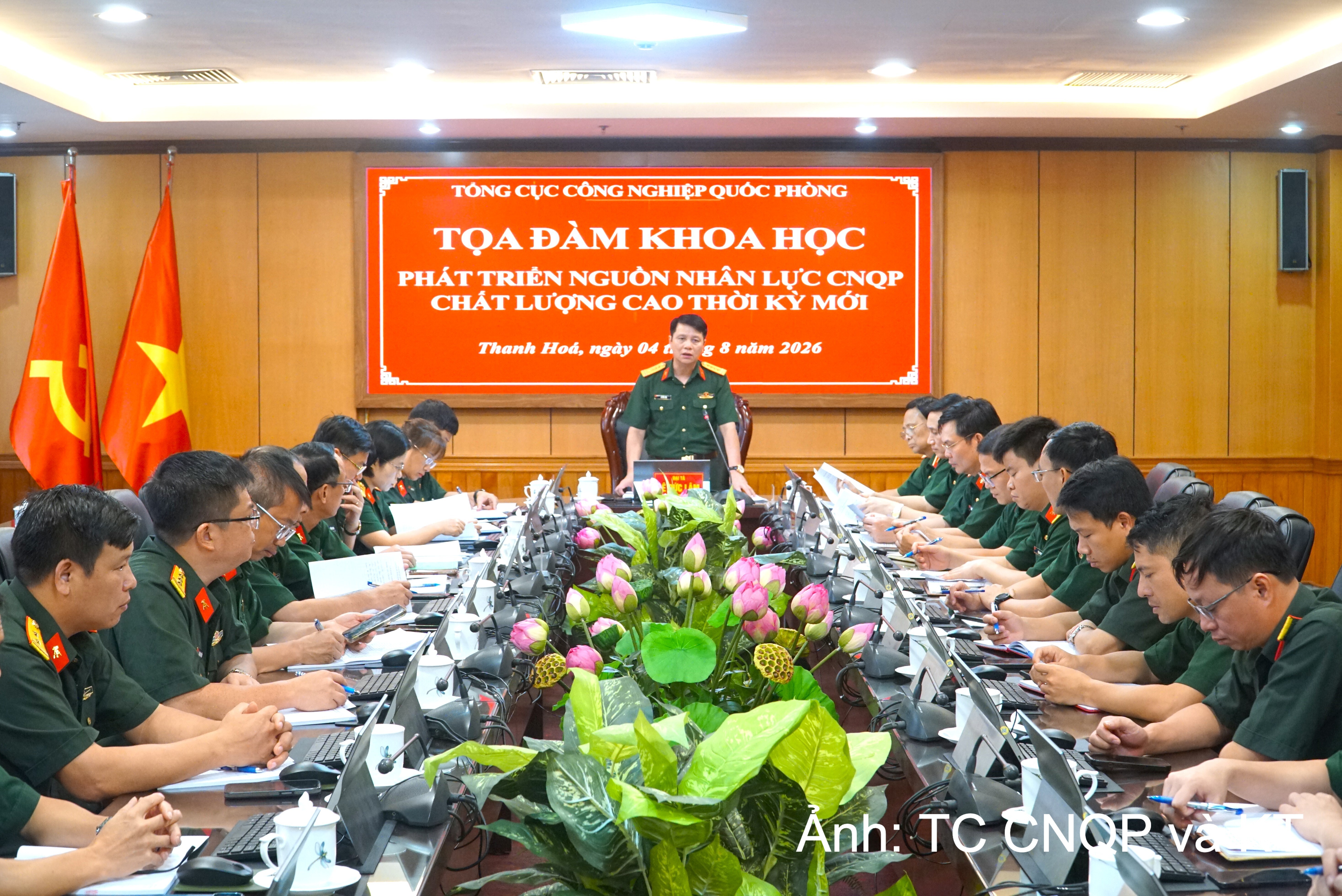 Đại tá Lê Đức Lâm, Chủ nhiệm Chính trị Tổng cục Công nghiệp quốc phòng chủ trì tọa đàm. Ảnh: Đinh Lăng