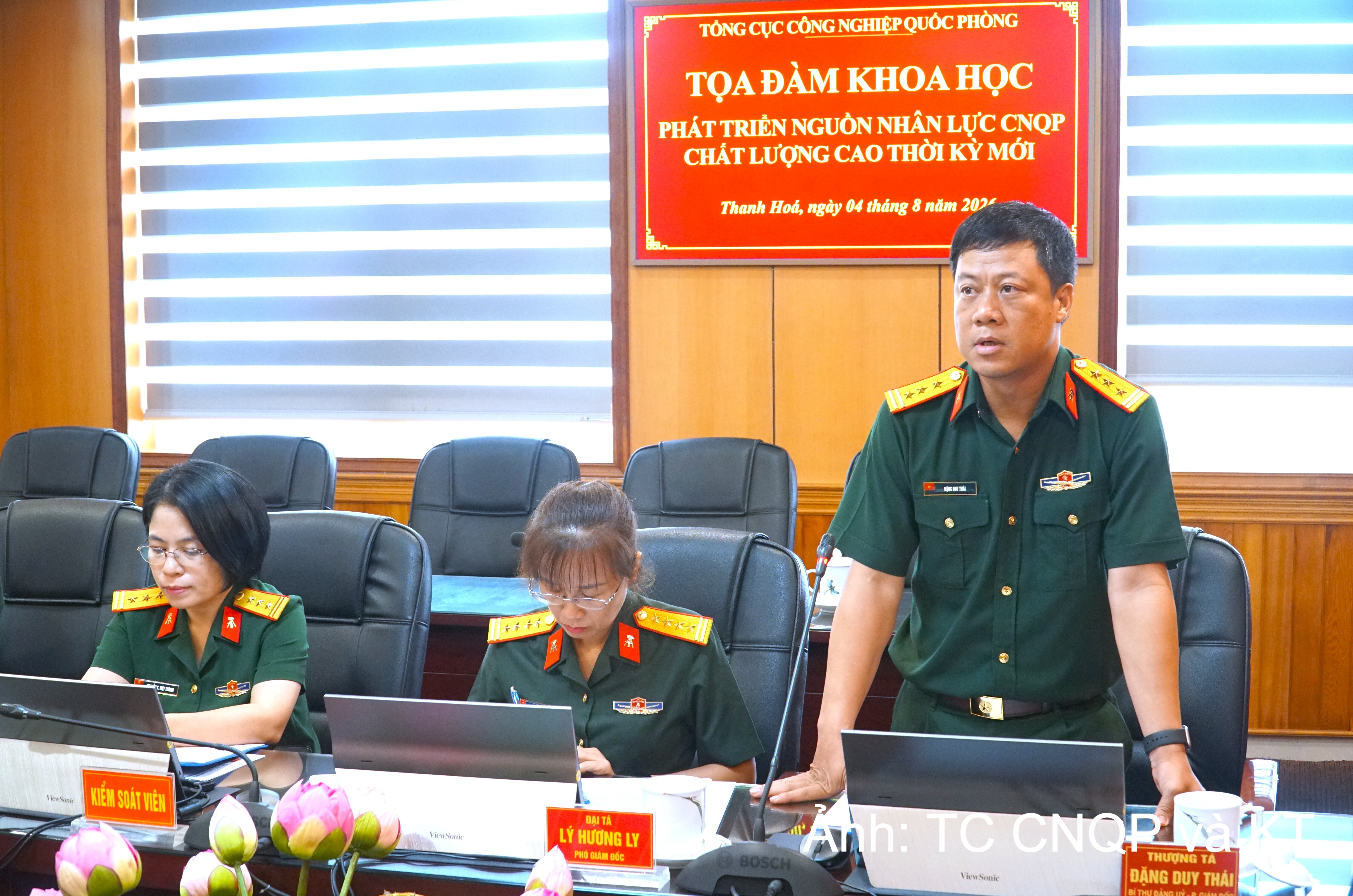 Thượng tá Đặng Duy Thái, Bí thư Đảng ủy, Phó Giám đốc Nhà máy Z111 phát biểu tham luận tại tọa đàm. Ảnh: Đinh Lăng