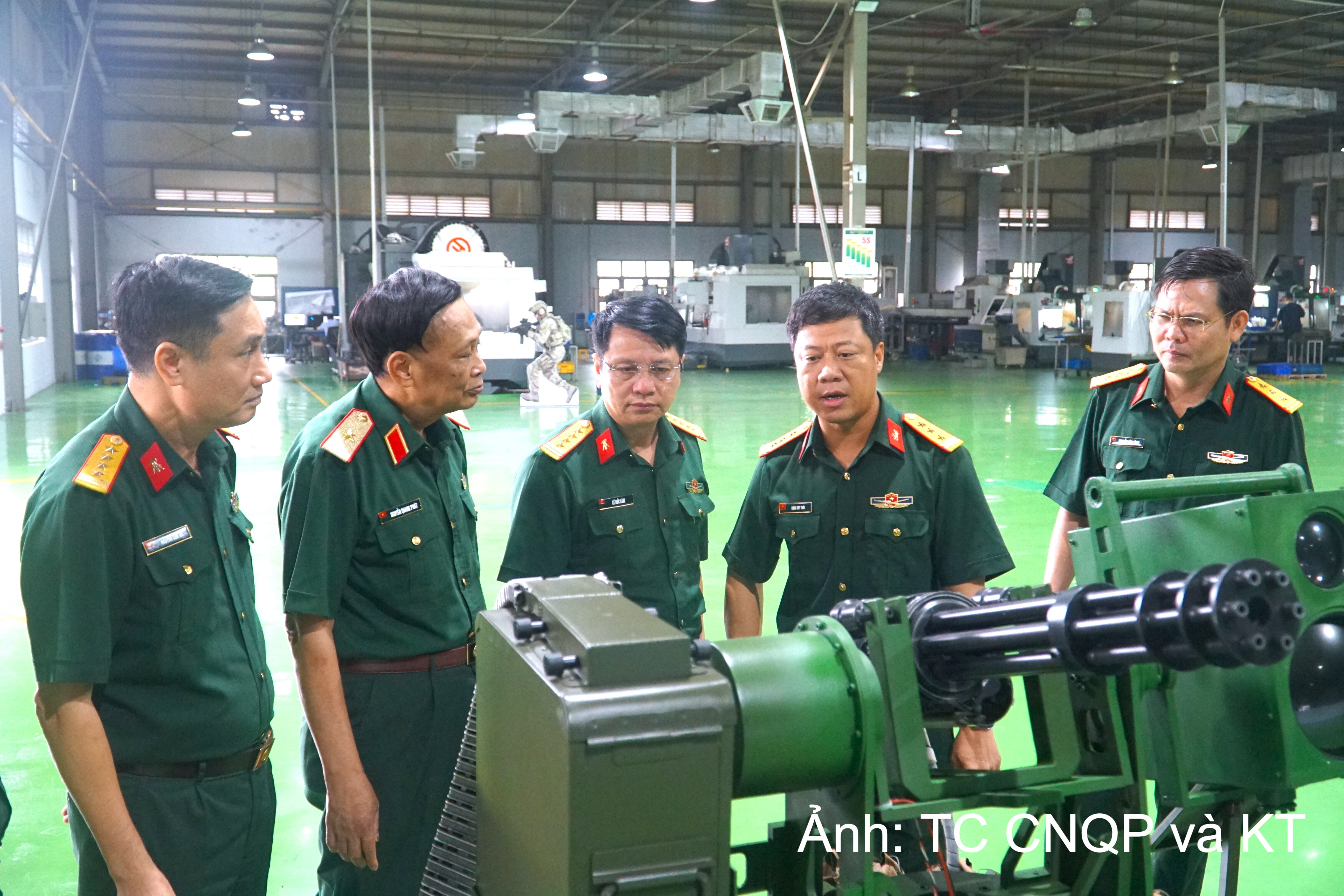 Đại tá Lê Đức Lâm, Chủ nhiệm Chính trị Tổng cục Công nghiệp quốc phòng (thứ 3 từ trái qua) cùng các đại biểu thăm cơ sở sản xuất của Nhà máy Z111. Ảnh: Đinh Lăng