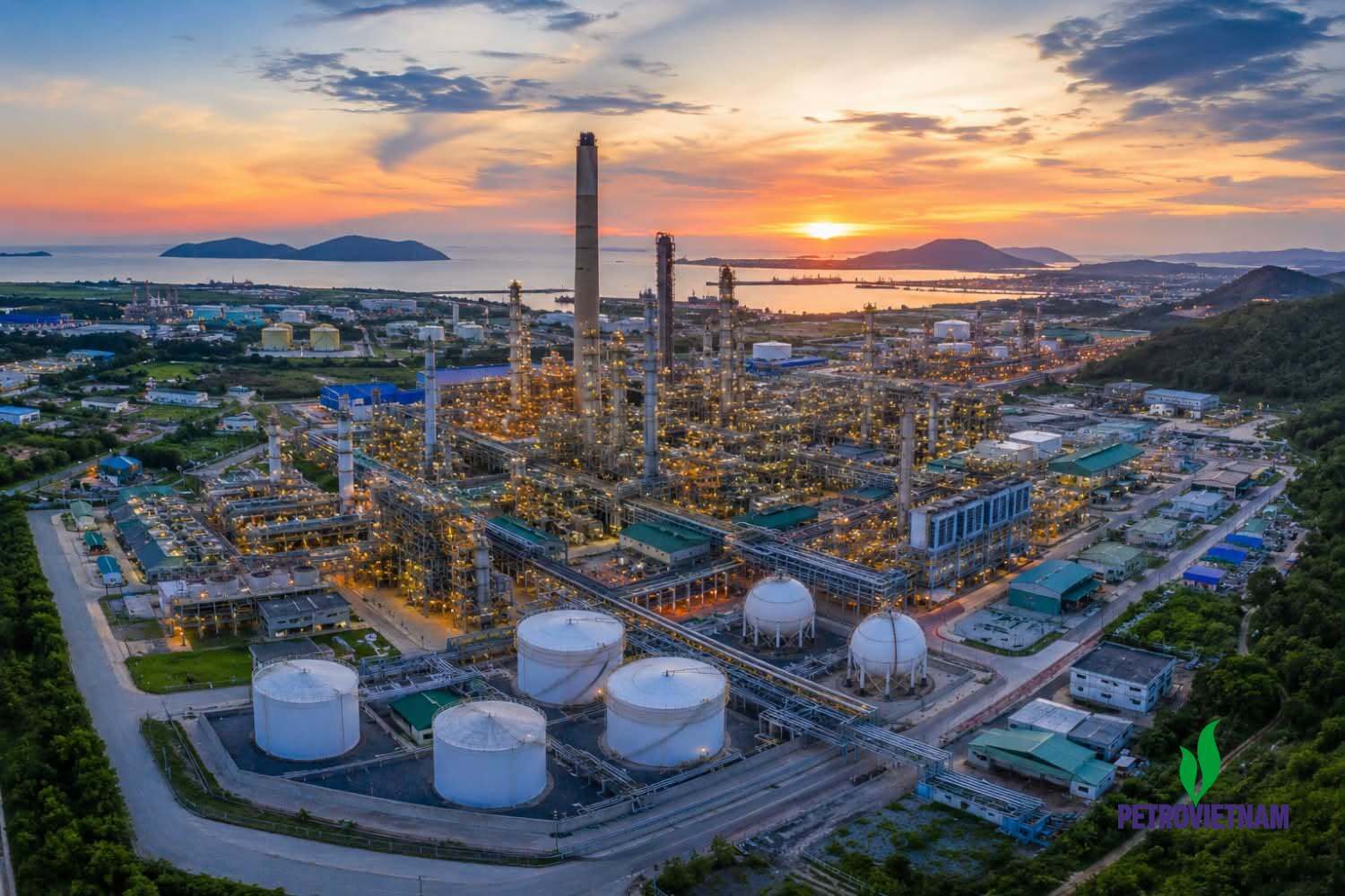 Với tổng vốn đầu tư gần 9,3 tỷ USD, lọc hoá dầu Nghi Sơn, liên doanh giữa Việt Nam và quốc tế đã đưa Nghi Sơn trở thành một biểu tượng của tiến trình công nghiệp hóa hiện đại ở Việt Nam. Ảnh: Petrovietnam