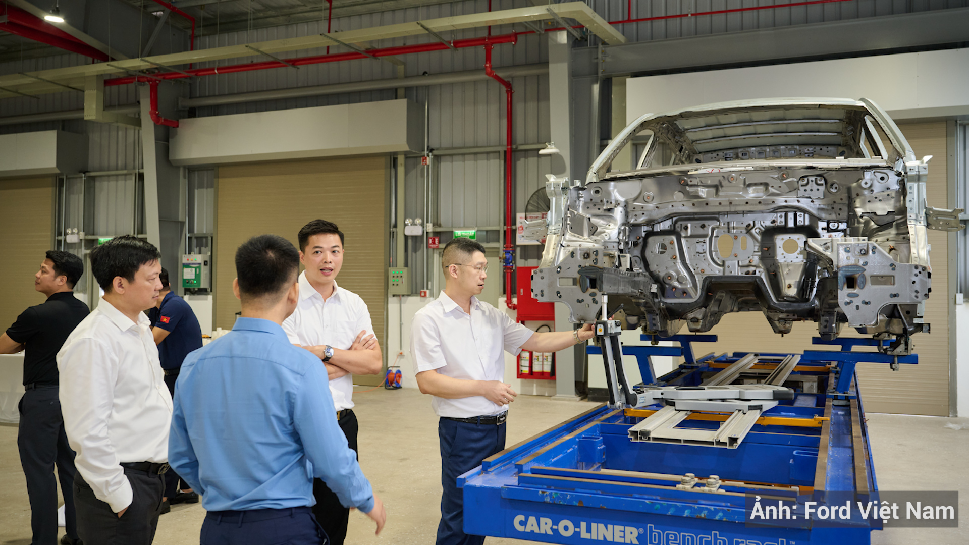 Các đại biểu tham quan khu vực xưởng thực hành kỹ thuật được trang bị hệ thống máy móc hiện đại tại Trung tâm Đào tạo Ford Việt Nam.