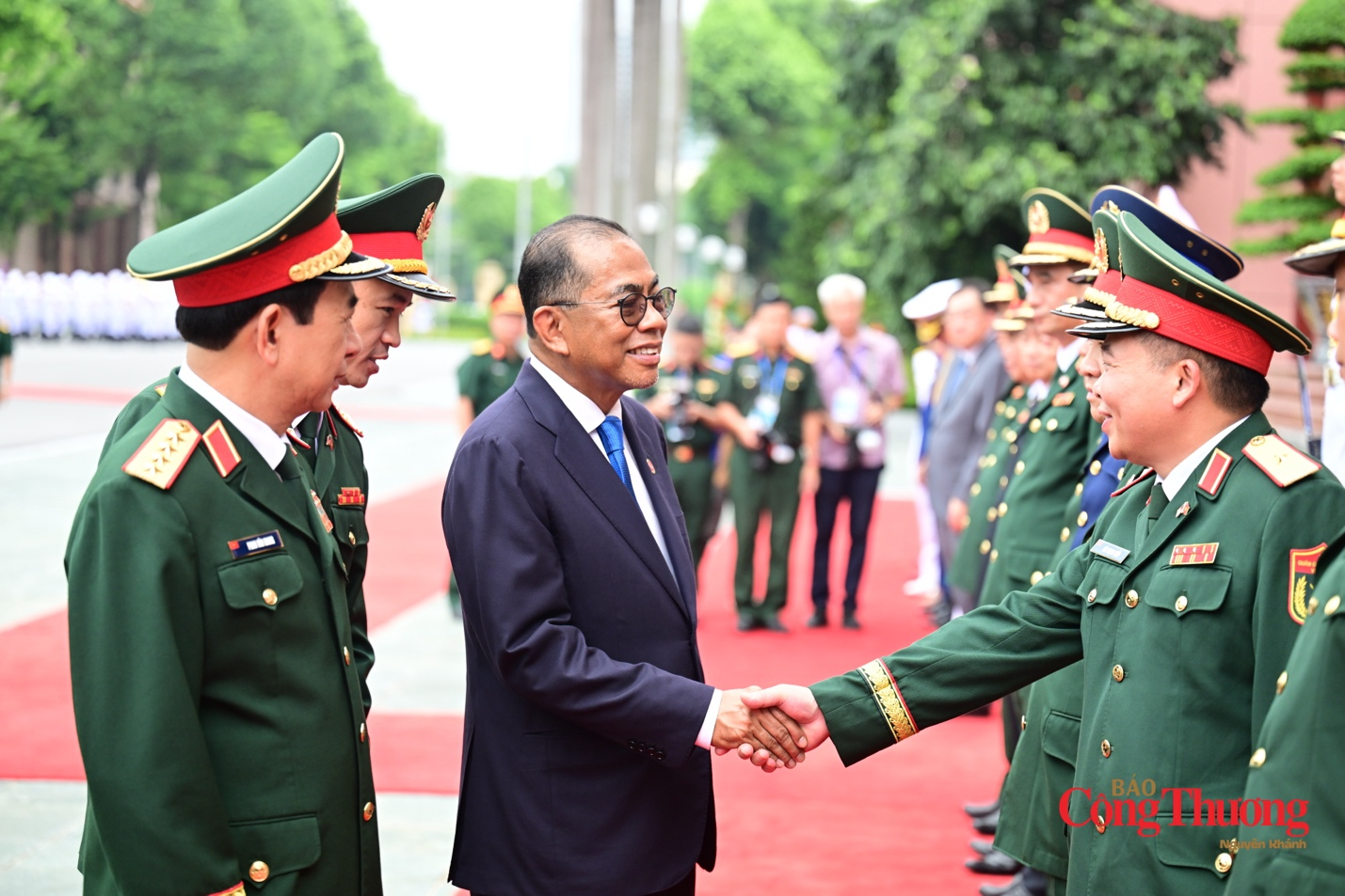 Bộ trưởng Quốc phòng Malaysia bắt tay chào các sĩ quan Quân đội nhân dân Việt Nam trong lễ đón.