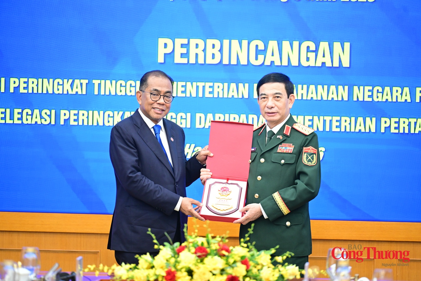 Đại tướng Phan Văn Giang trao tặng biểu trưng tới Bộ trưởng Quốc phòng Malaysia nhân chuyến thăm chính thức Việt Nam.