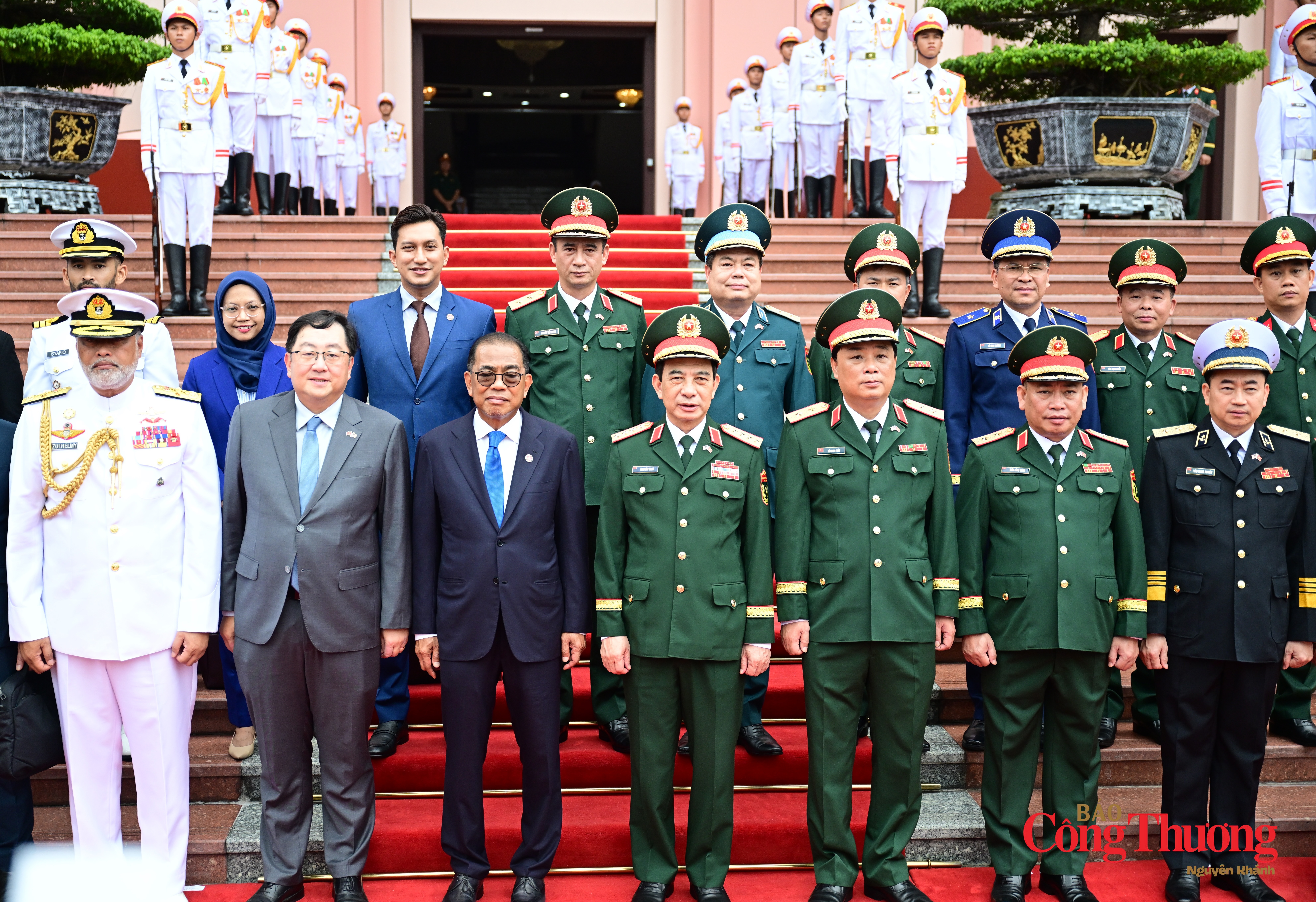 Đoàn đại biểu cấp cao Bộ Quốc phòng Việt Nam và Malaysia chụp ảnh chung.
