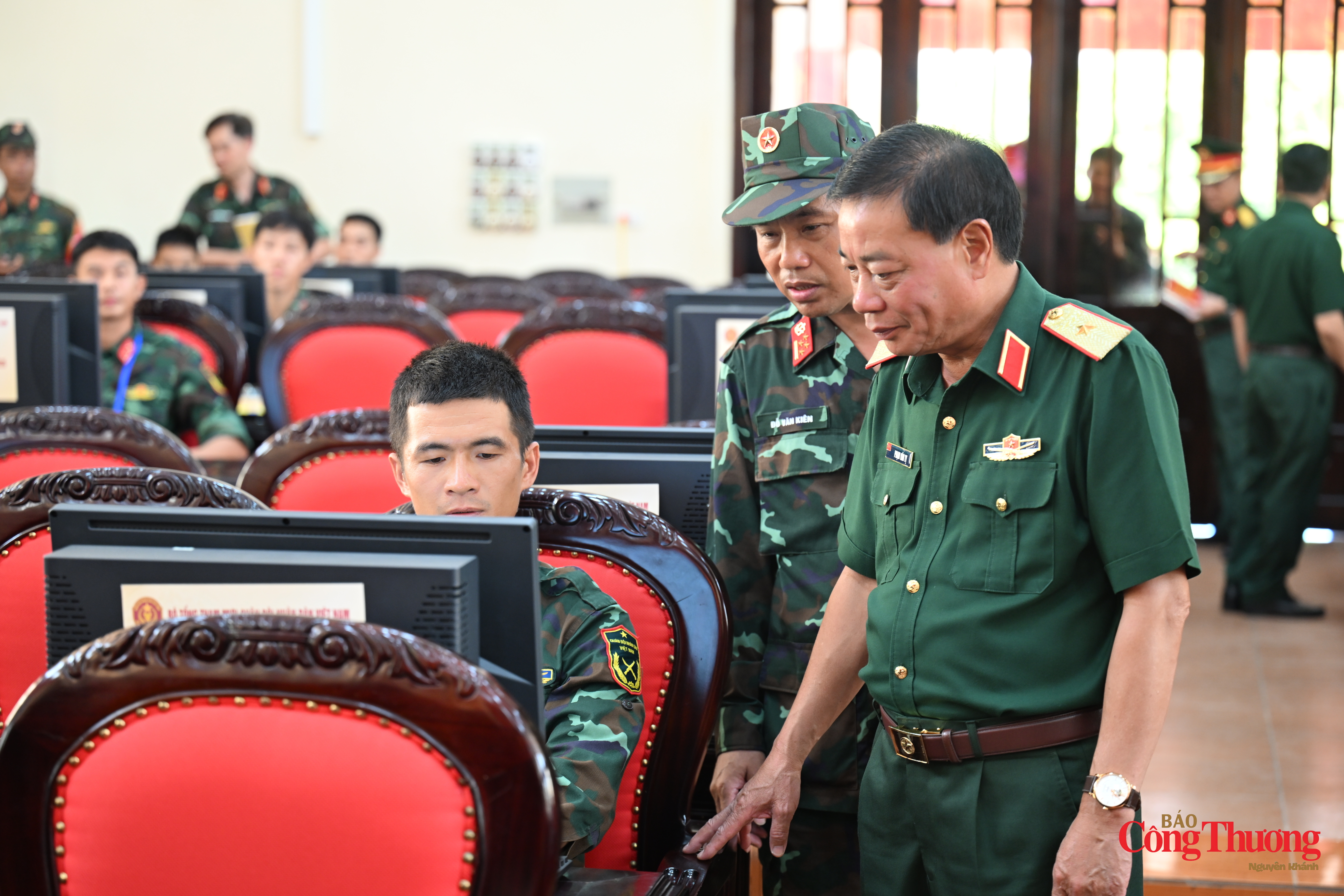 Hệ thống sẽ tự động chấm điểm ngay sau khi các chiến sĩ hoàn thành phần thi, bảo đảm tính khách quan, minh bạch.