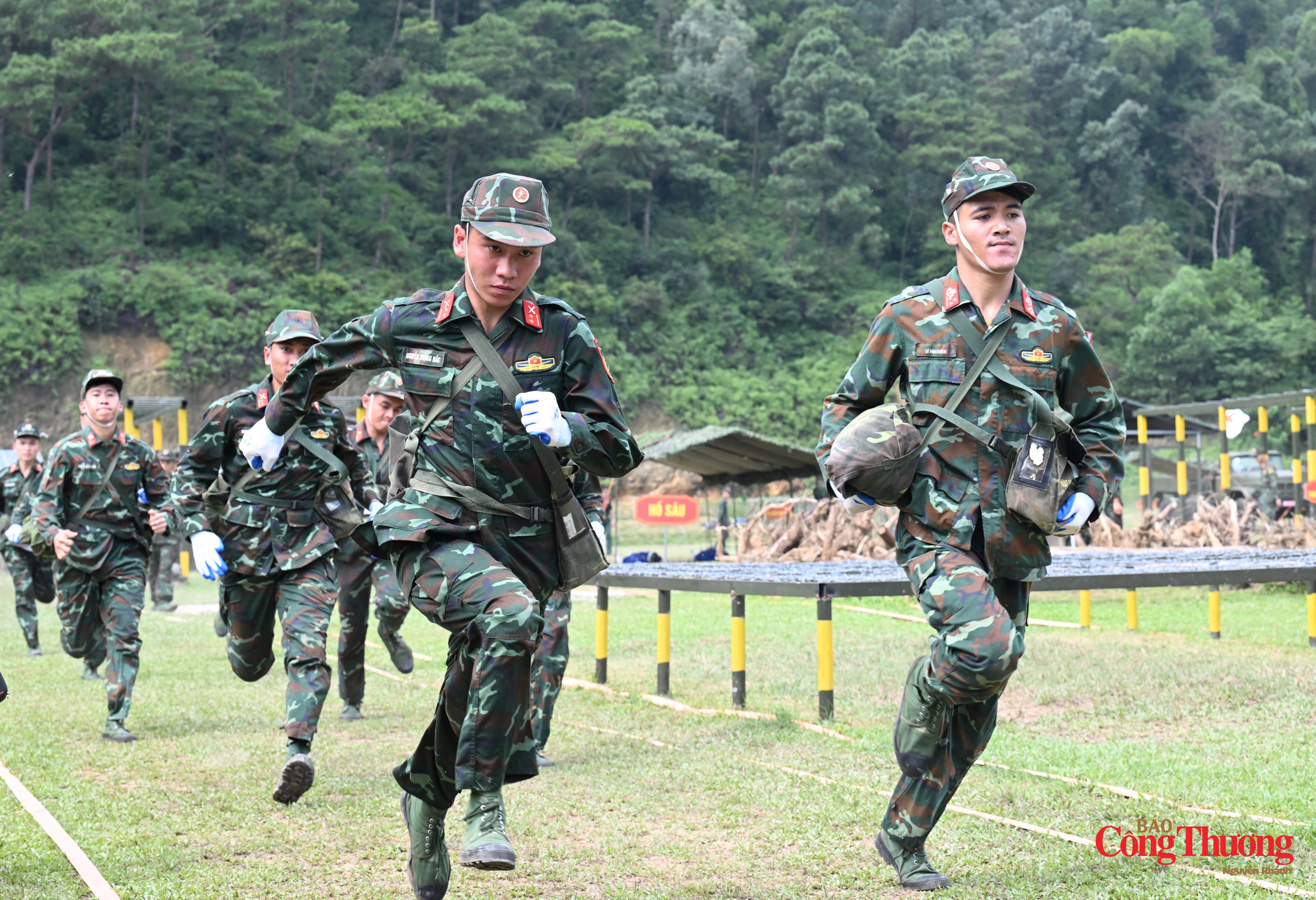 Quân đội luôn sẵn sàng trong mọi tình huống để bảo vệ tính mạng của nhân dân - 8