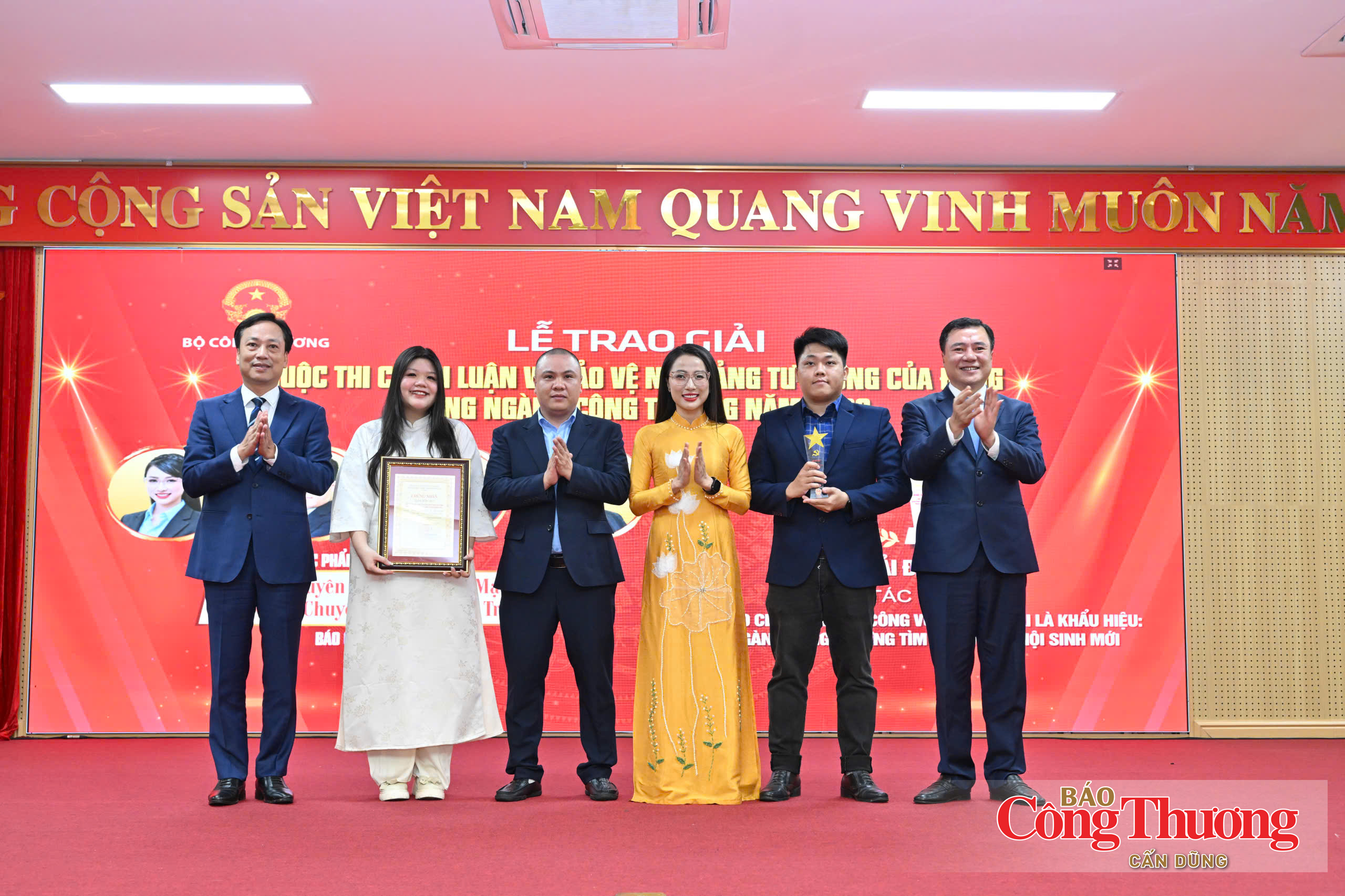 Đồng chí Lại Xuân Lâm và đồng chí Nguyễn Sinh Nhật Tân, Phó Bí thư Thường trực Đảng ủy Bộ Công Thương, Thứ trưởng Bộ Công Thương trao giải Đặc biệt cho tác phẩm Video clip: "Văn hóa công vụ không phải là khẩu hiệu: Ngành Công Thương tìm sức mạnh nội sinh mới" cho nhóm tác giả Báo Công Thương.