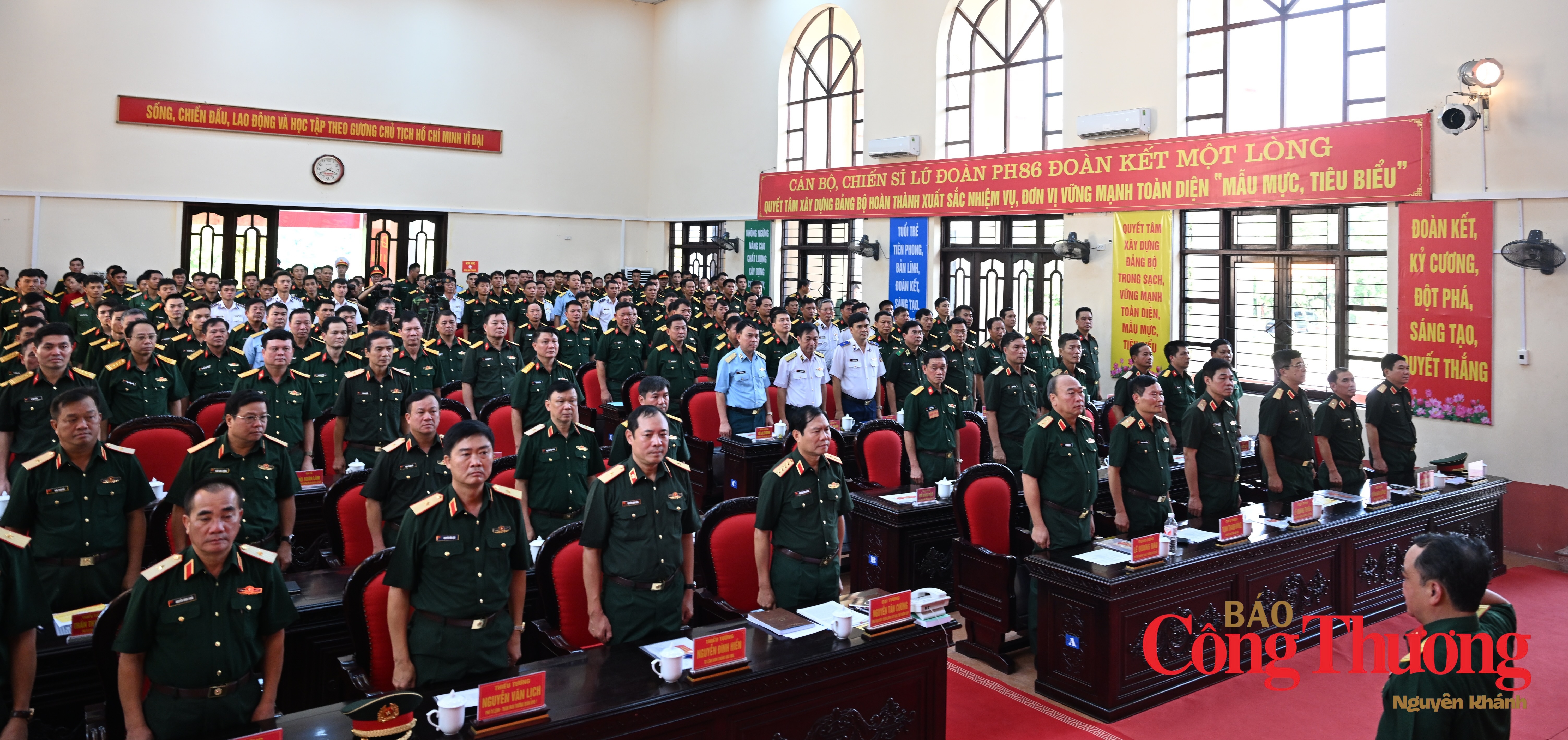 Đại tướng Nguyễn Tân Cương và các đại biểu tại Lễ bế mạc Hội thao Phòng thủ dân sự toàn quân năm 2026.