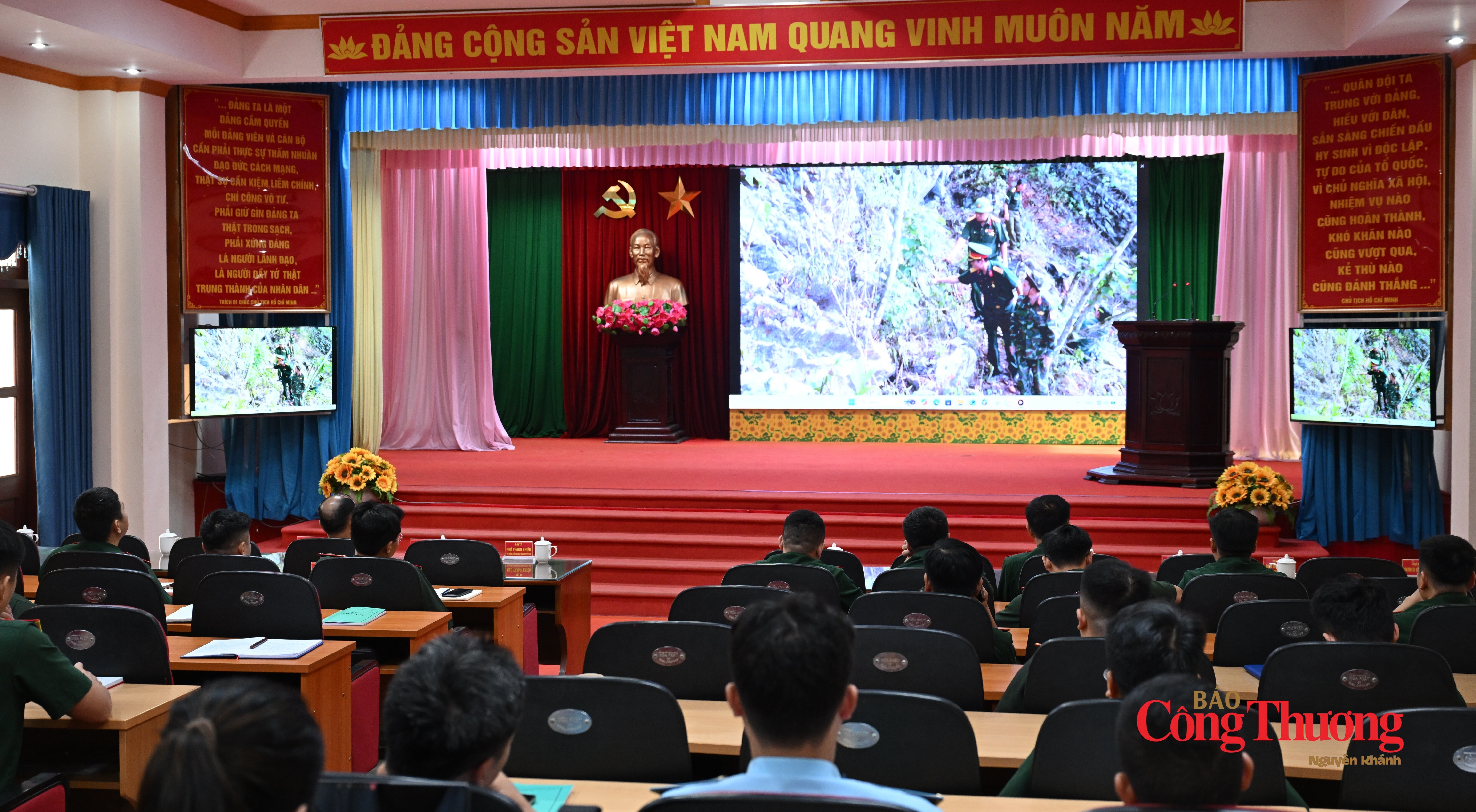 Các học viên nắm bắt tình hình và kết quả triển khai công tác thông tin, tuyên truyền về quân sự, quốc phòng tại địa bàn biên giới Quân khu 2 thời gian qua thông qua tư liệu, đặc biệt là “Chiến dịch 500 ngày đêm đẩy mạnh thực hiện tìm kiếm, quy tập và xác định danh tính hài cốt liệt sĩ”.