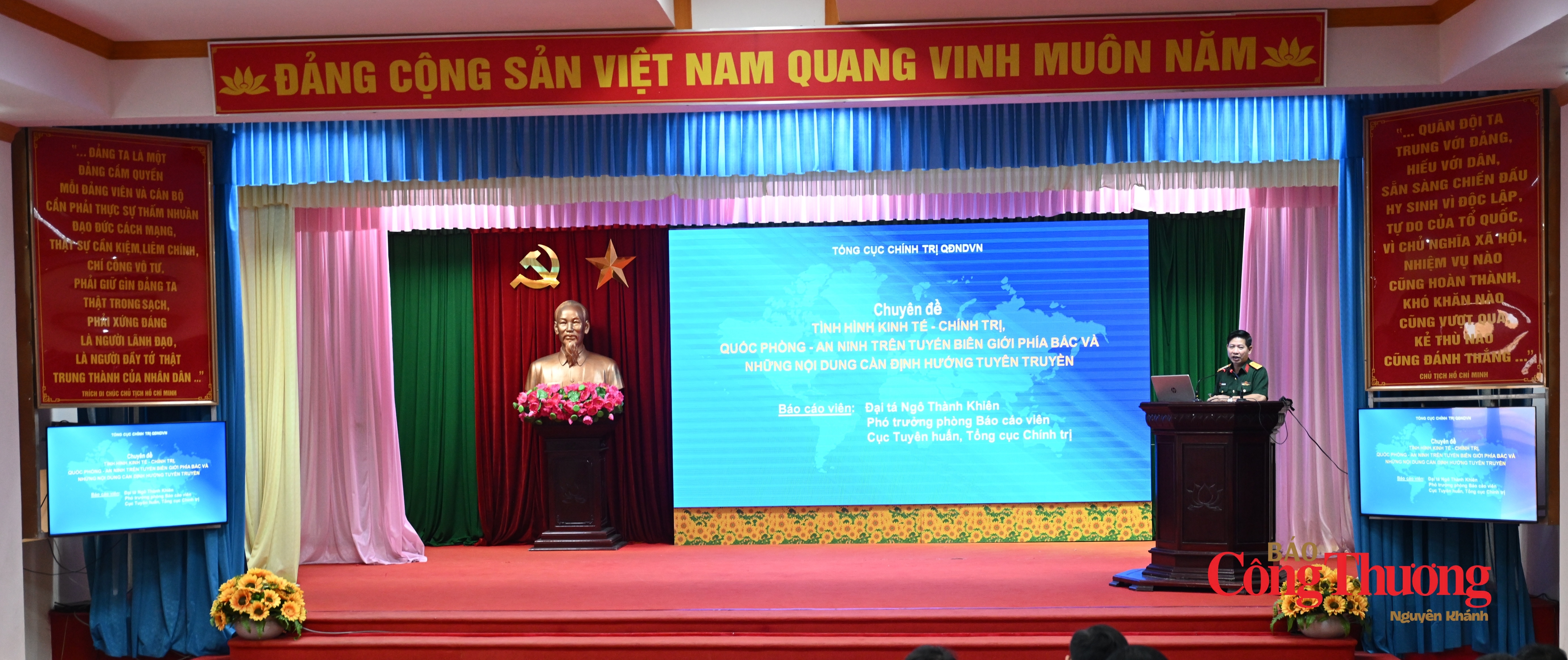 Đại tá Ngô Thành Khiên, Phó trưởng phòng Báo cáo viên, Cục Tuyên huấn trình bày chuyên đề về tình hình kinh tế-chính trị, quốc phòng, an ninh trên tuyến biên giới phía Bắc.