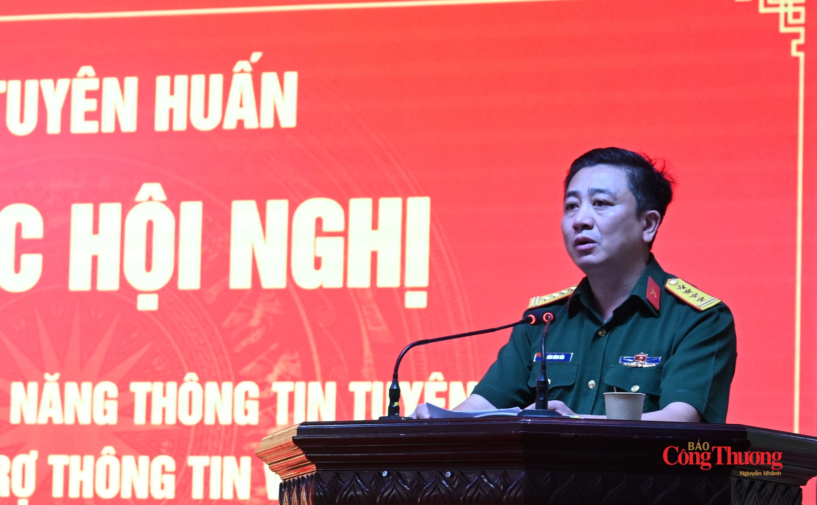 Đại tá Đàm Đình Hòa, Phó Trưởng phòng Thông tấn - Báo chí, Cục Tuyên huấn, Tổng Cục Chính trị, Quân đội Nhân dân Việt Nam, Phó Trưởng ban Thường trực lớp tập huấn.