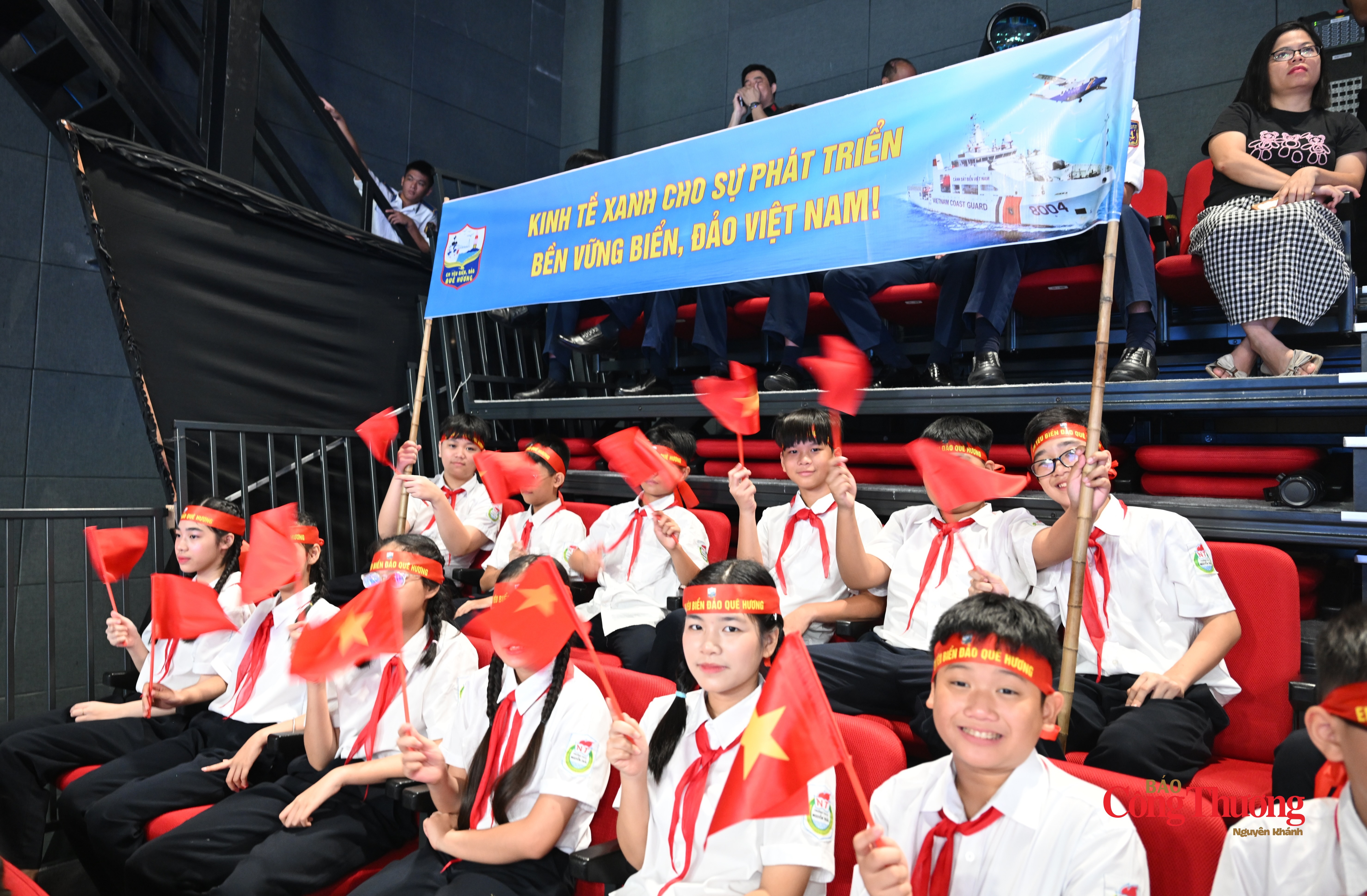 Các cổ động viên nhiệt tình cổ vũ cho 6 đội chơi.