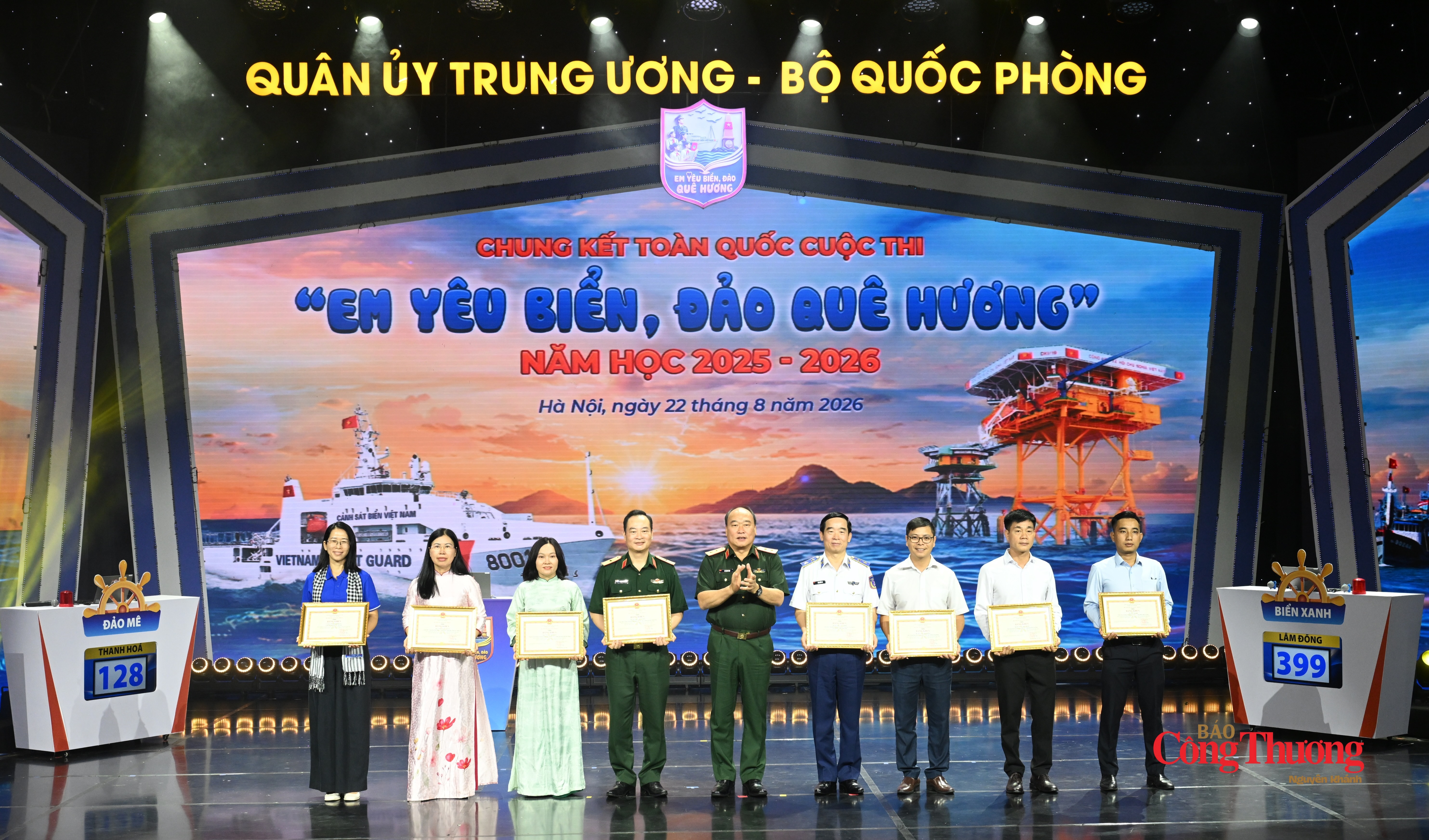Trung tướng Lê Quang Đạo trao tặng Bằng khen Bộ trưởng Bộ Quốc phòng cho 8 cá nhân có thành tích xuất sắc trong tổ chức Cuộc thi “Em yêu biển, đảo quê hương”.