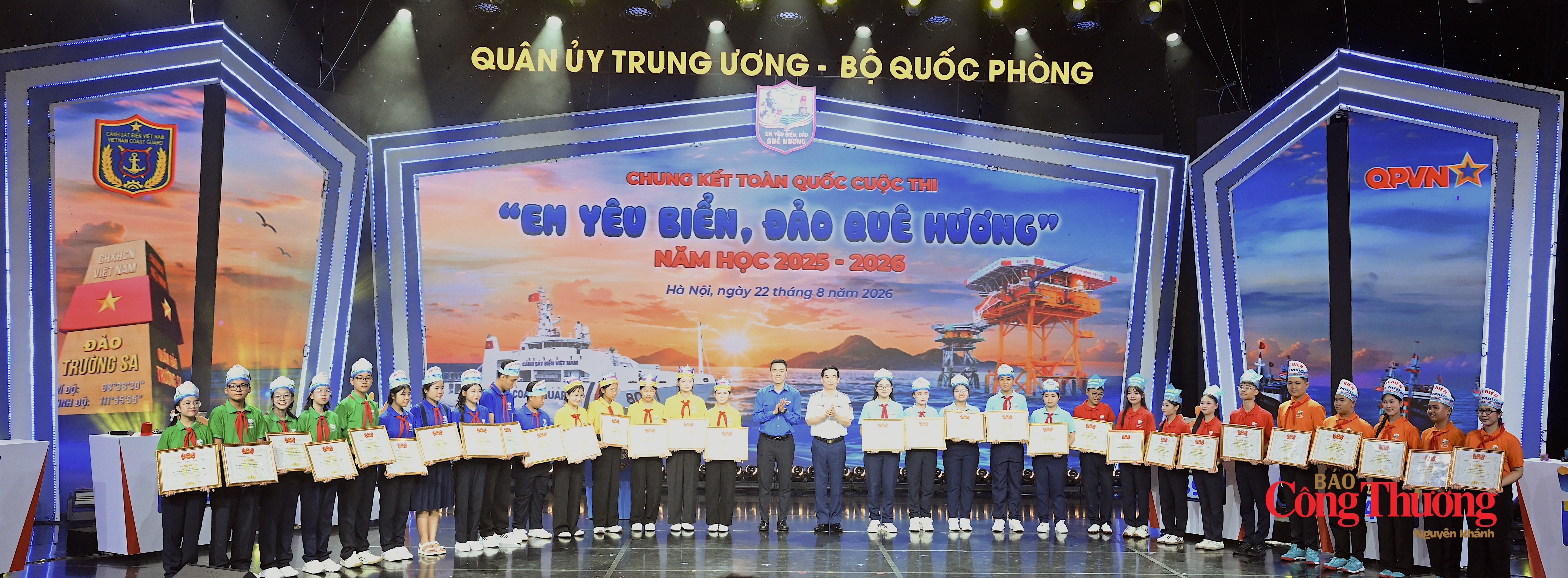 Trao Bằng khen của Hội đồng Trung ương Đội Thiếu niên Tiền phong Hồ Chí Minh tặng 30 học sinh thuộc 6 đội tuyển tham dự vòng chung kết toàn quốc.