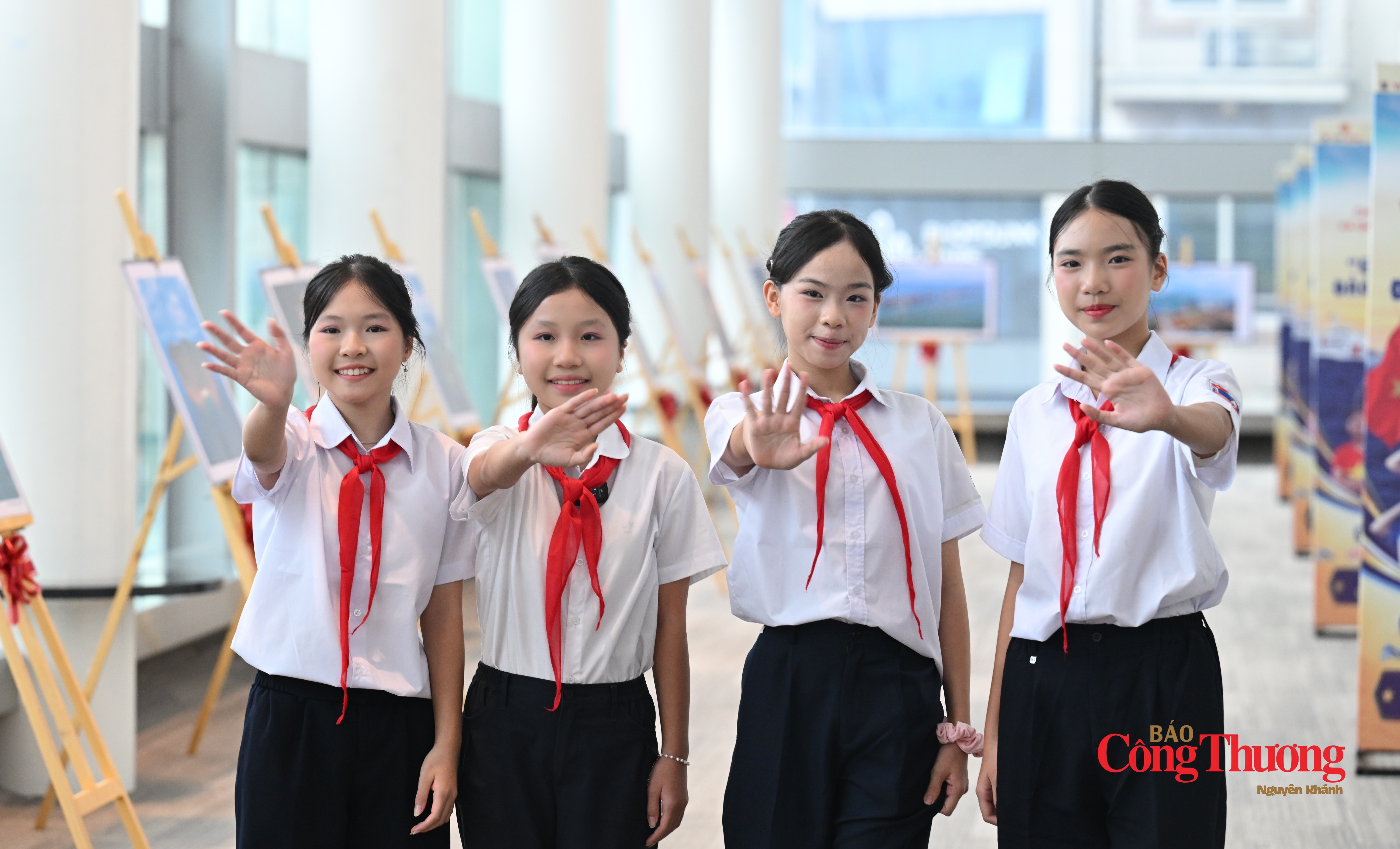 Các em học sinh đến từ Trường THCS Hưng Đạo, thành phố Hải Phòng bày tỏ niềm vinh dự khi được có mặt tại trận Chung kết.