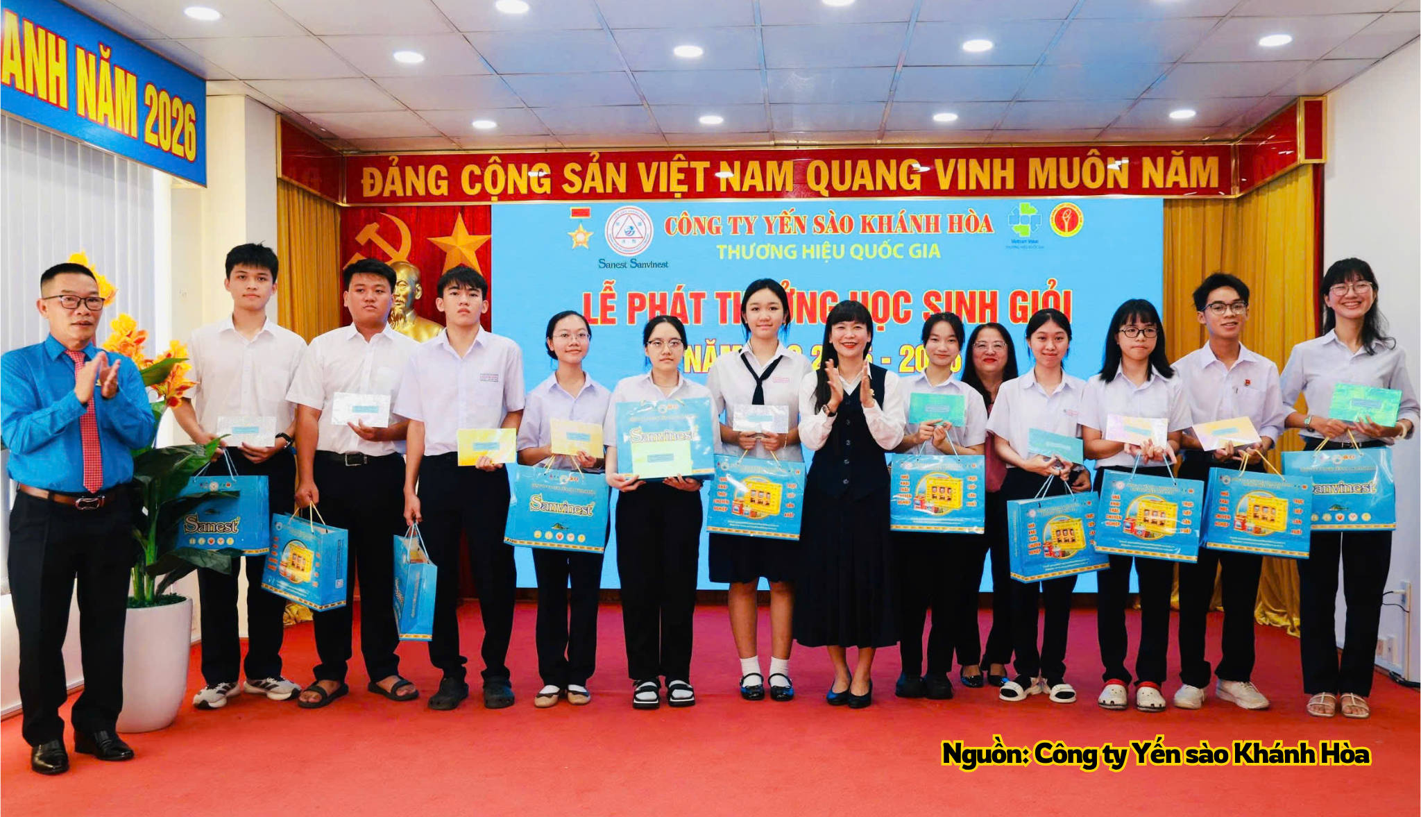 Yến sào Khánh Hòa dành gần 2,3 tỷ đồng khen thưởng học sinh 