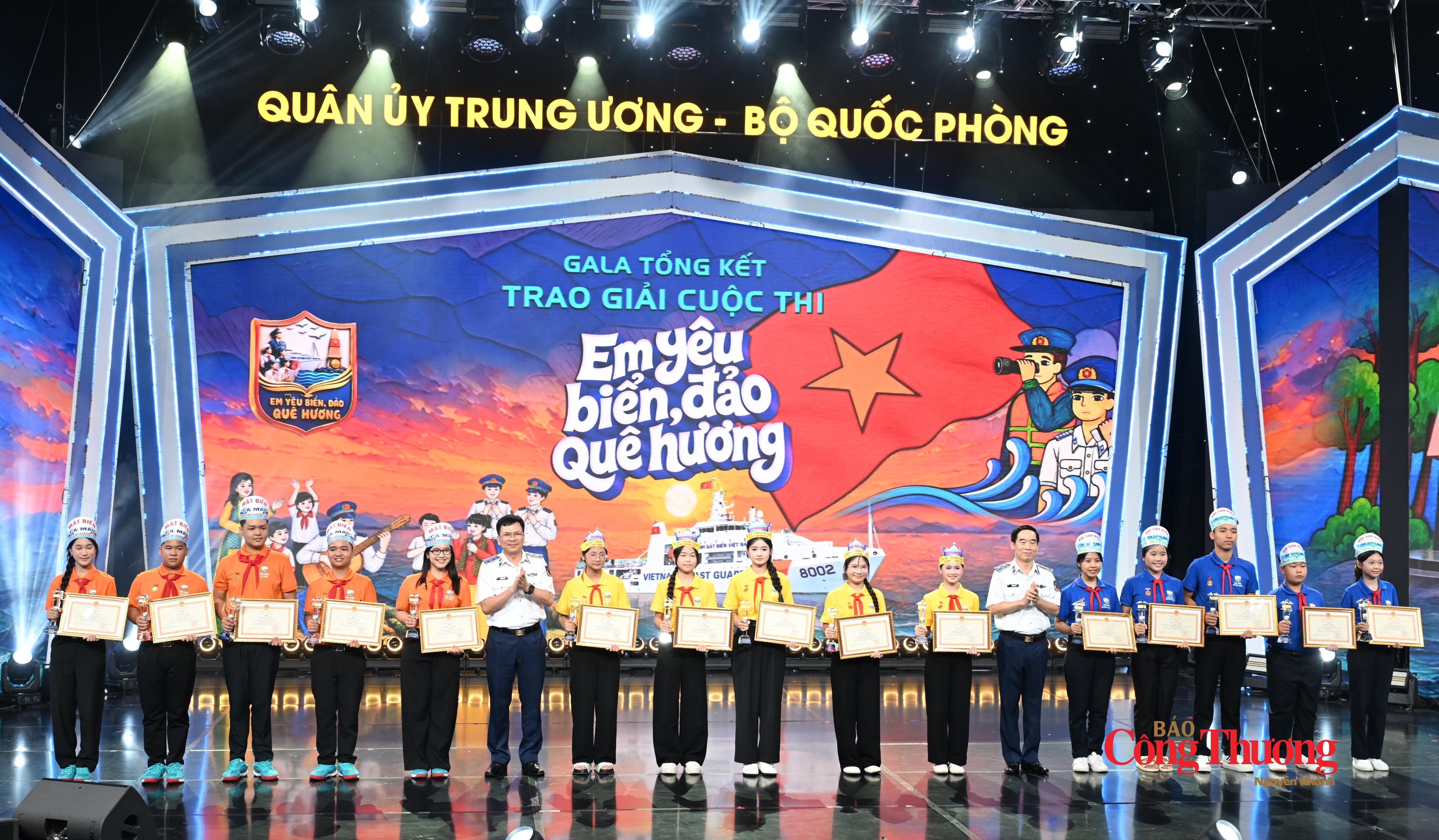Thủ trưởng Bộ Tư lệnh Cảnh sát biển Việt Nam trao giải Ba tới ba đội: Đảo Mê, Sao Biển và Mắt Biển.