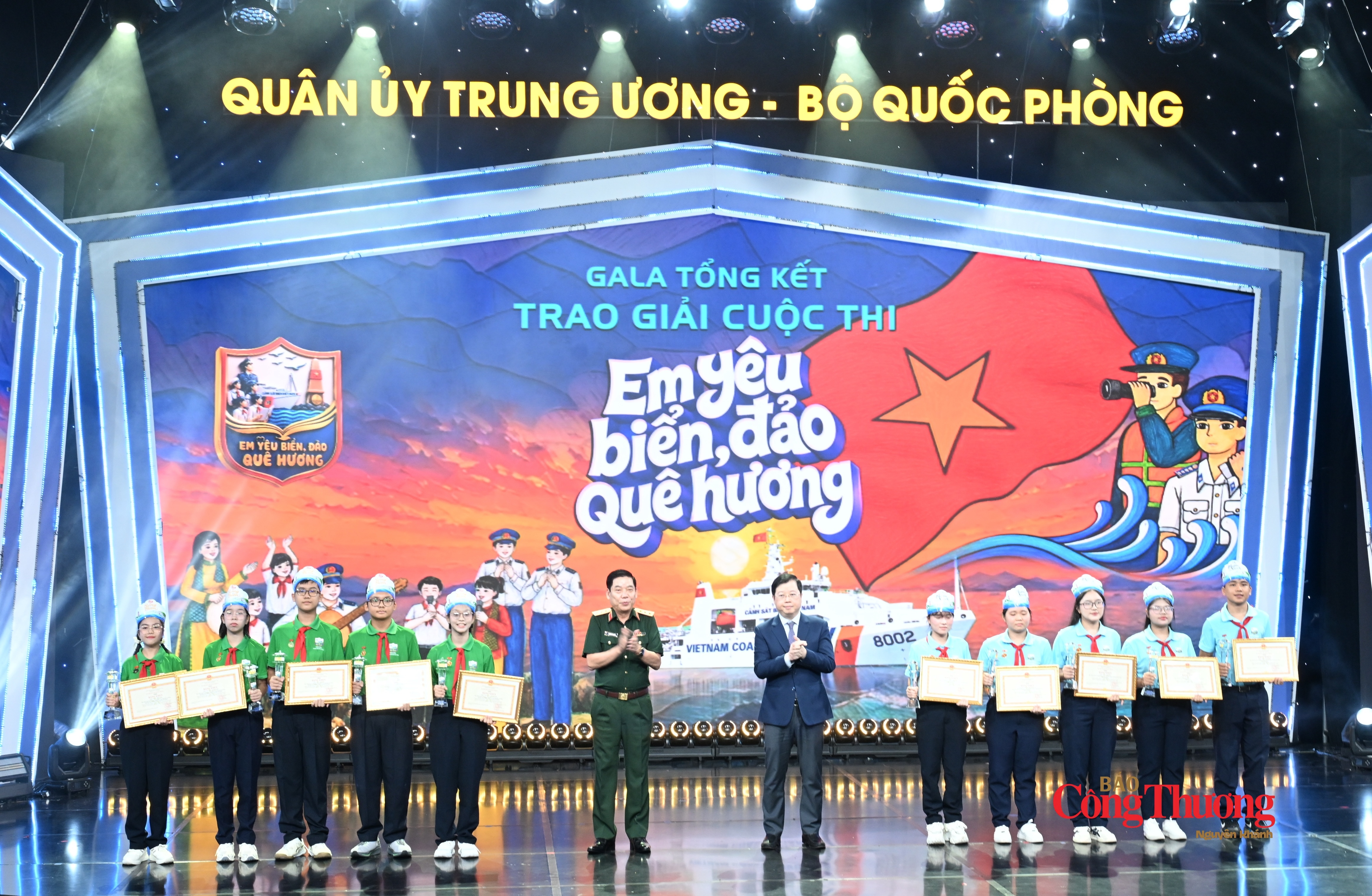 Thượng tướng Nguyễn Văn Gấu, Thứ trưởng Bộ Quốc phòng và đồng chí Nguyễn Thanh Lâm, Phó Trưởng Ban Tuyên giáo Trung ương, Tổng Giám đốc Đài Truyền hình Việt Nam trao giải Nhì tới hai đội: Biển Xanh và Sóng Biển.