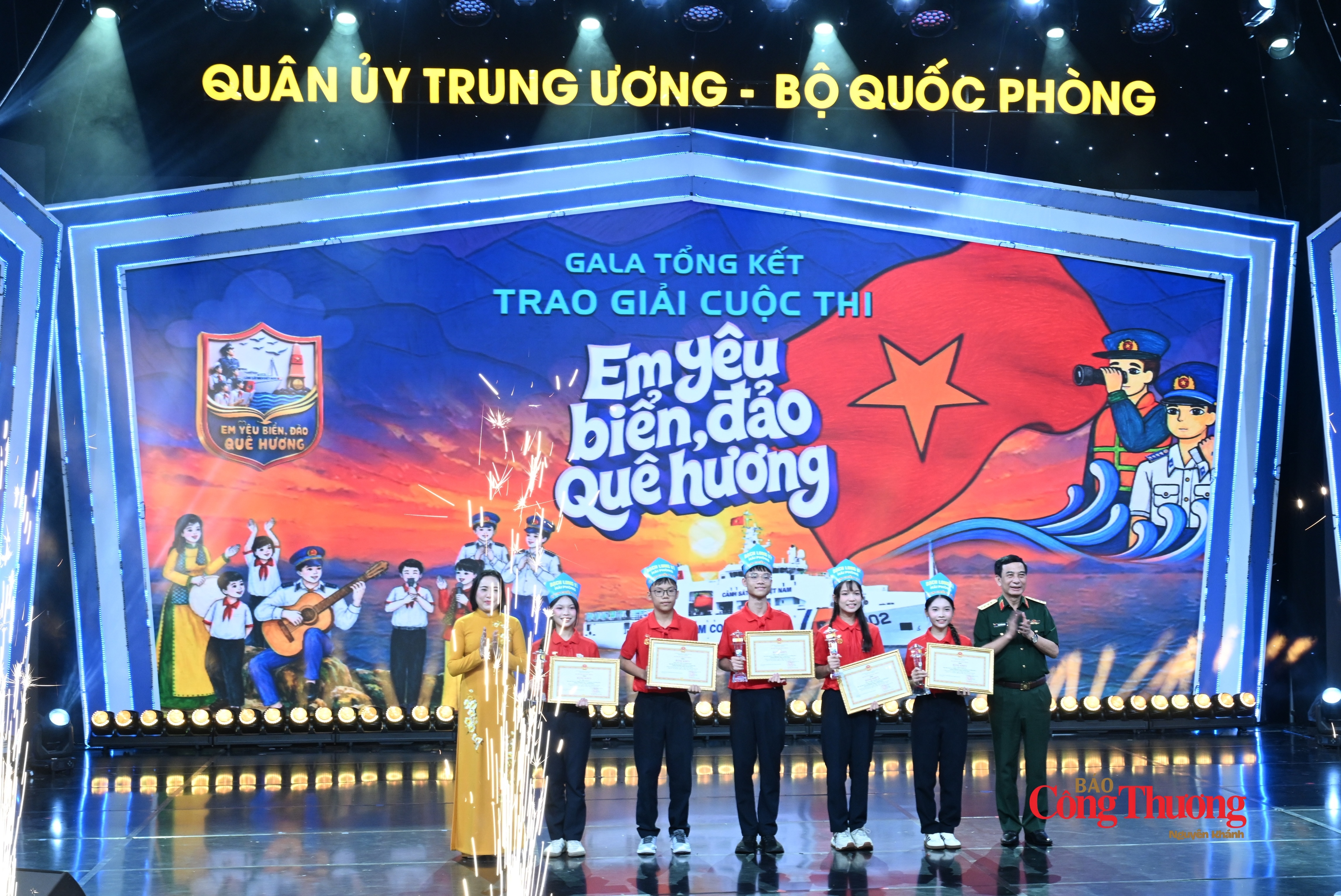 Đại tướng Phan Văn Giang và đồng chí Nguyễn Thị Thanh trao giải Nhất tới đội Bạch Long Vĩ, Thành phố Hải Phòng.