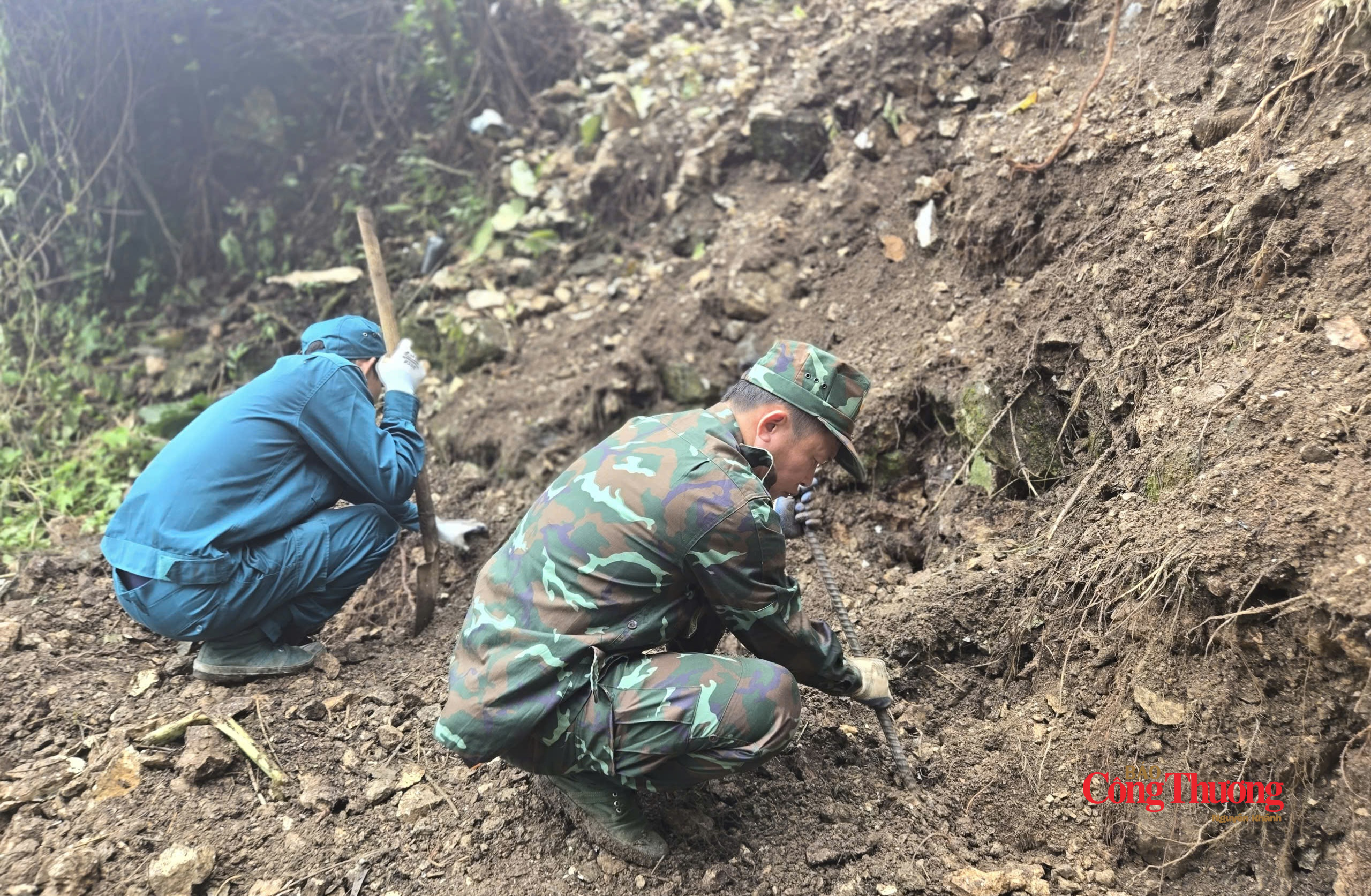 Từ sau chuyến công tác của đoàn, đội đã quy tập thêm được hài cốt các liệt sĩ tại 3 vị trí mới này, đúng ngay nơi tôi từng dừng chân trò chuyện cùng các chiến sĩ khi lên thăm đội.