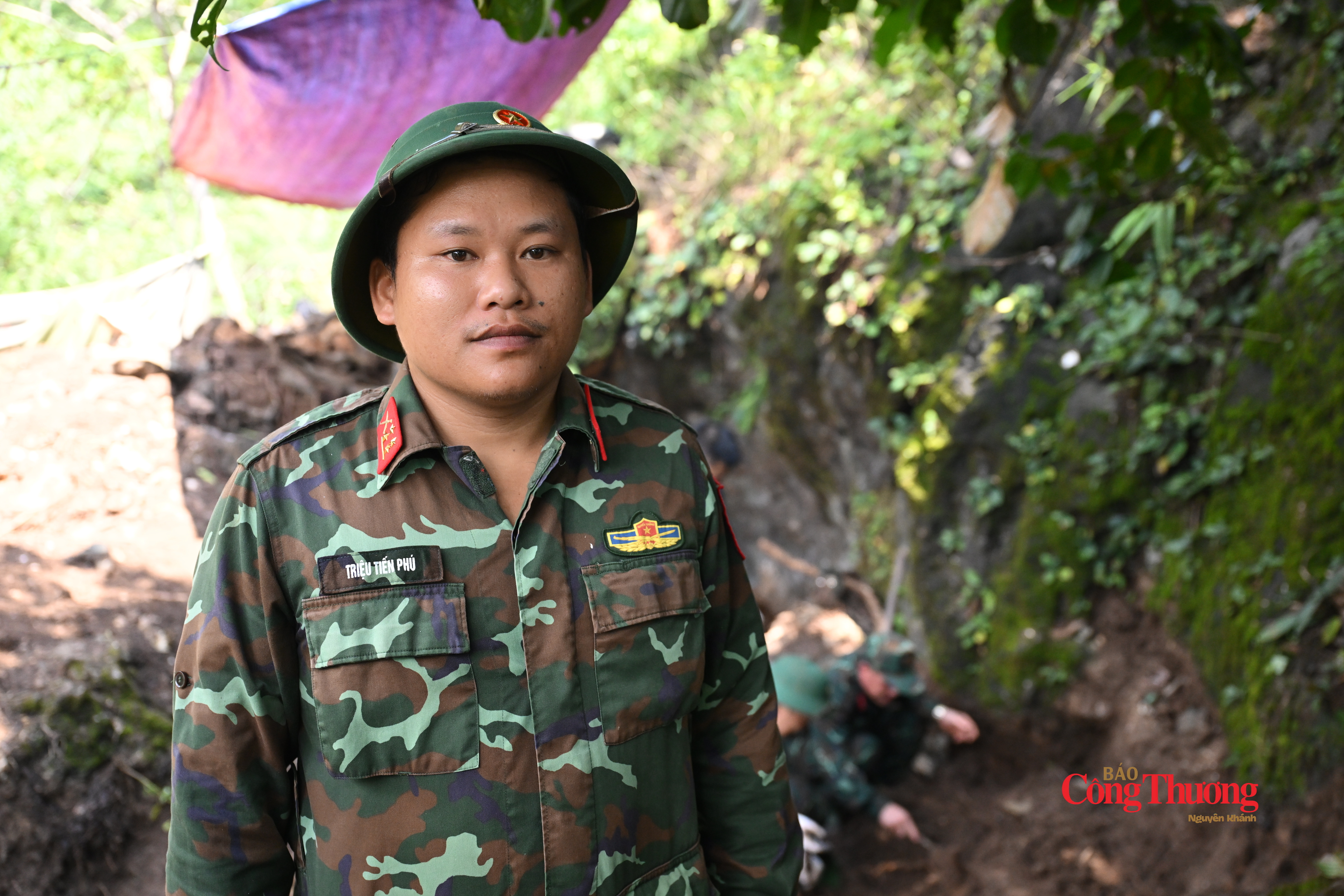 Đại úy Triệu Tiến Phú, Tổ trưởng Phân đội 2, Đội Tìm kiếm quy tập hài cốt liệt sĩ, Bộ Chỉ huy Quân sự tỉnh Tuyên Quang bên hầm sập phát hiện nhiều hài cốt và di vật của những người lính Vị Xuyên năm xưa.