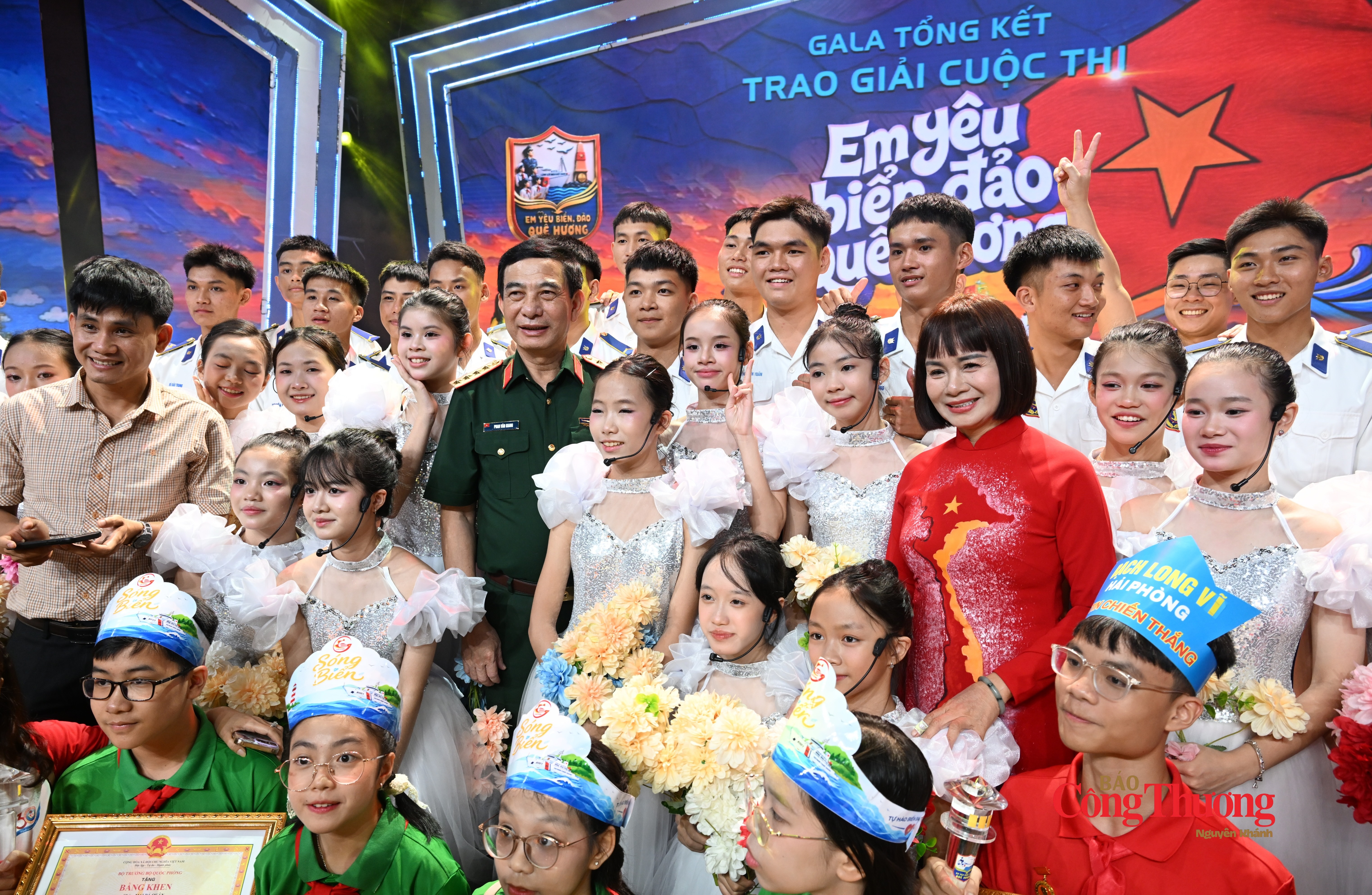 Đại tướng Phan Văn Giang cùng các đại biểu, thí sinh tại chương trình.