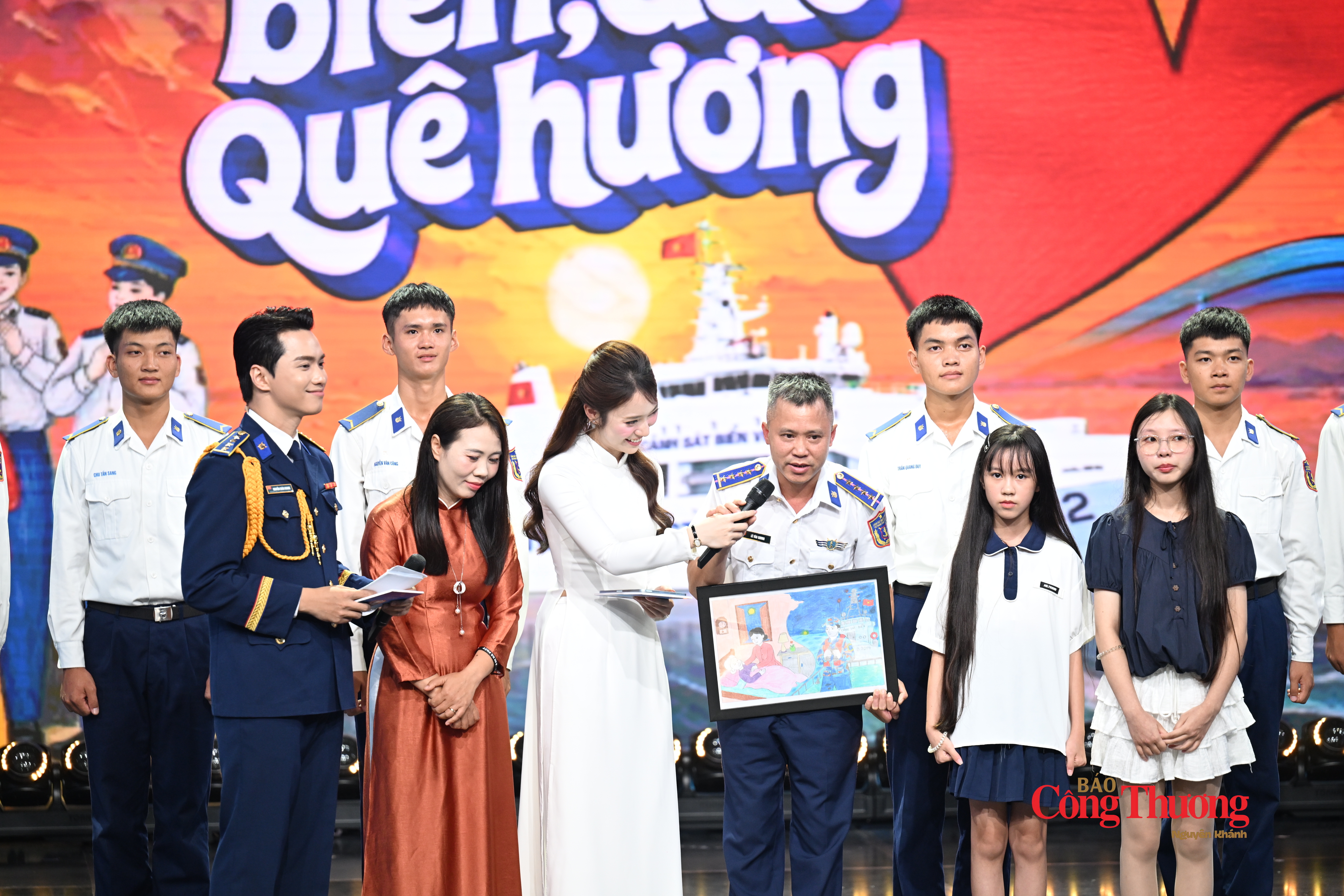 Gia đình Đại úy Quân nhân chuyên nghiêp Lê Văn Chung công tác tại Bộ Tư lệnh Vùng Cảnh sát biển 2 xúc động khi được đoàn tụ ngay tại chương trình.
