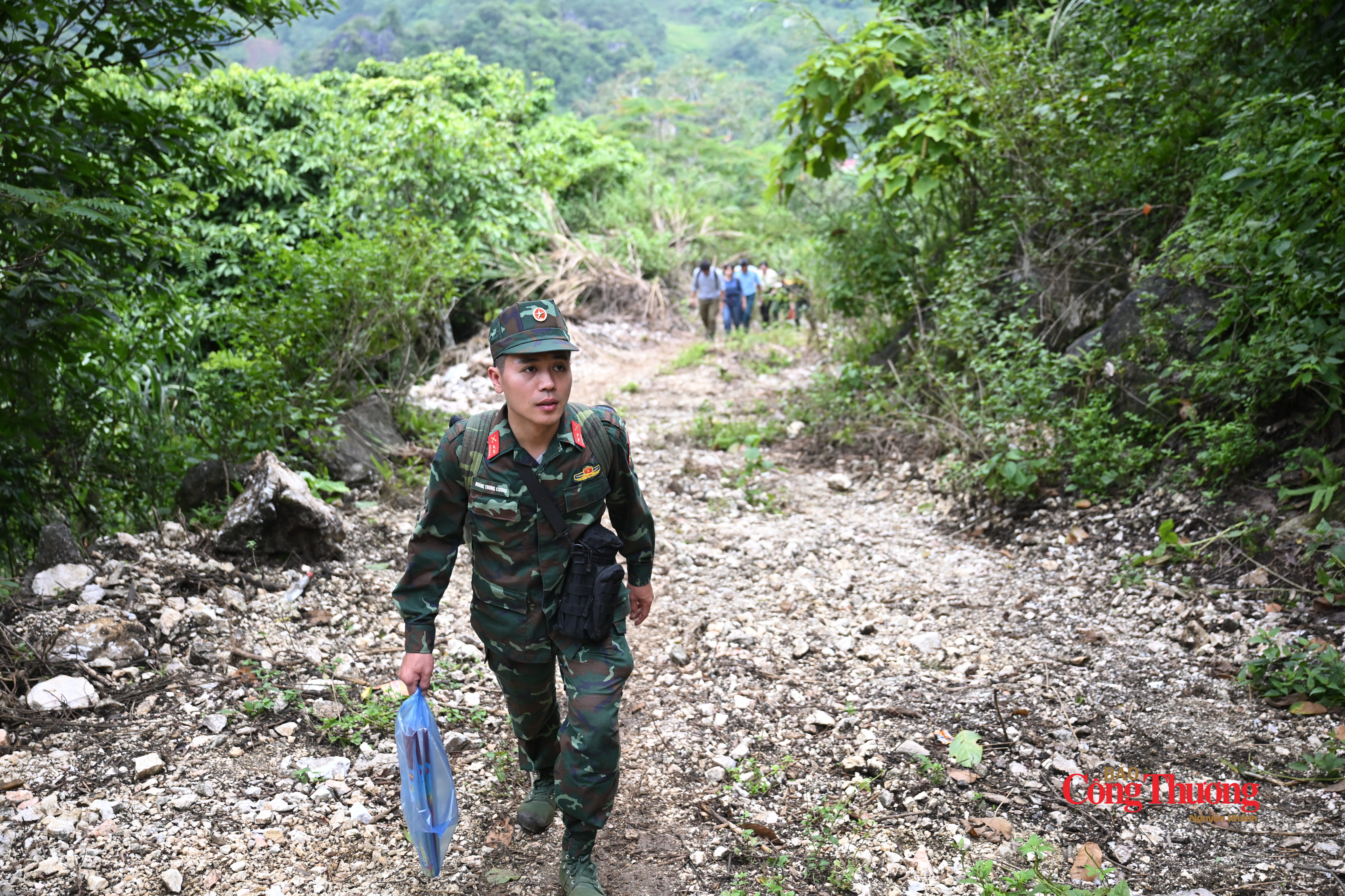 Đường lên Điểm cao đá 300 cheo leo và quanh co nhiều dốc cao, Trung uý Hoàng Trung Cường, Đội Tìm kiếm quy tập hài cốt liệt sĩ tỉnh Tuyên Quang dẫn chúng tôi men theo bờ rừng để vào điểm quy tập.