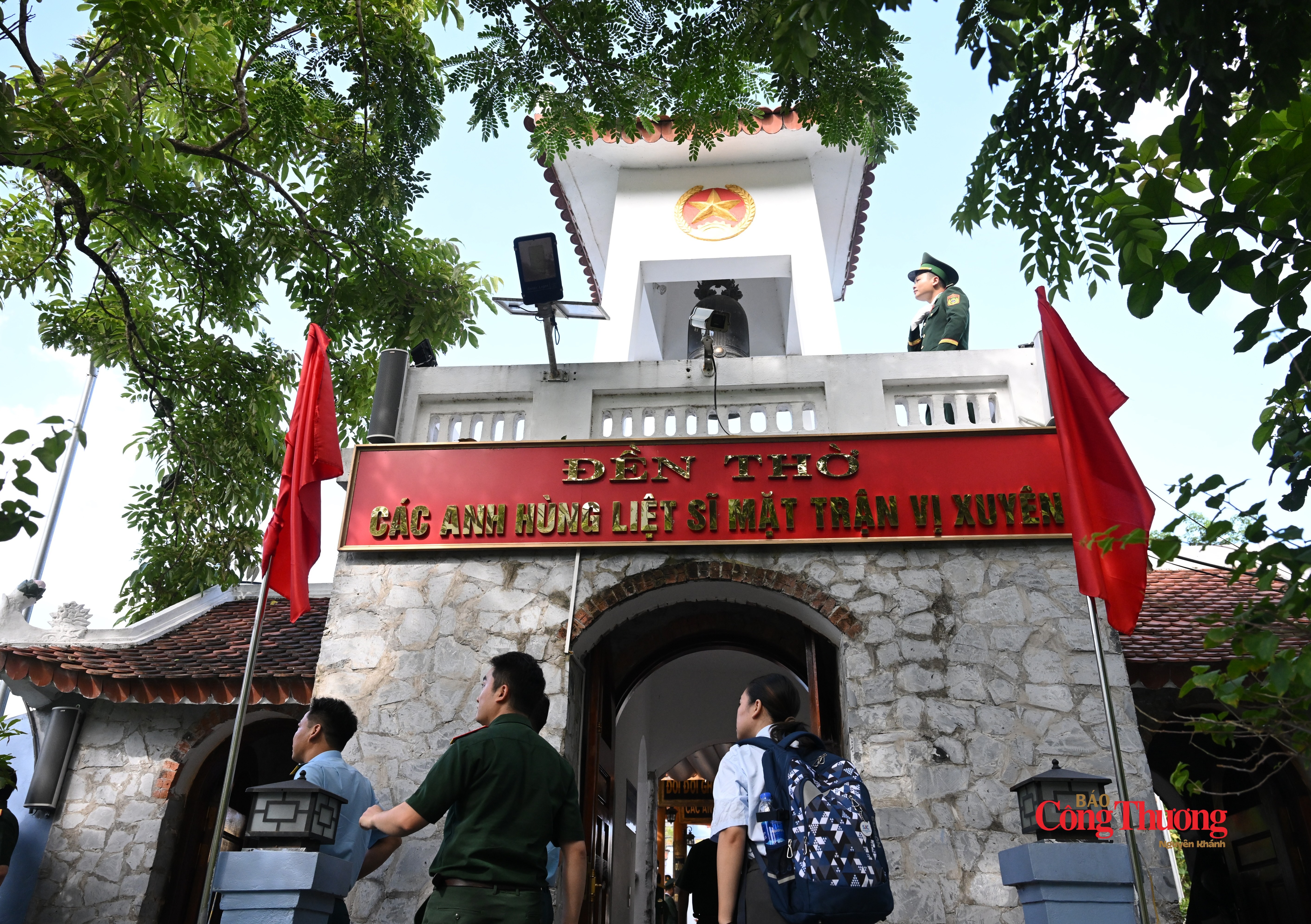 Tại Điểm cao 468 hôm nay, không còn tiếng đại bác, chỉ còn tiếng chuông ngân, bước chân người tìm về ký ức và những nén tâm hương thành kính được thắp lên.