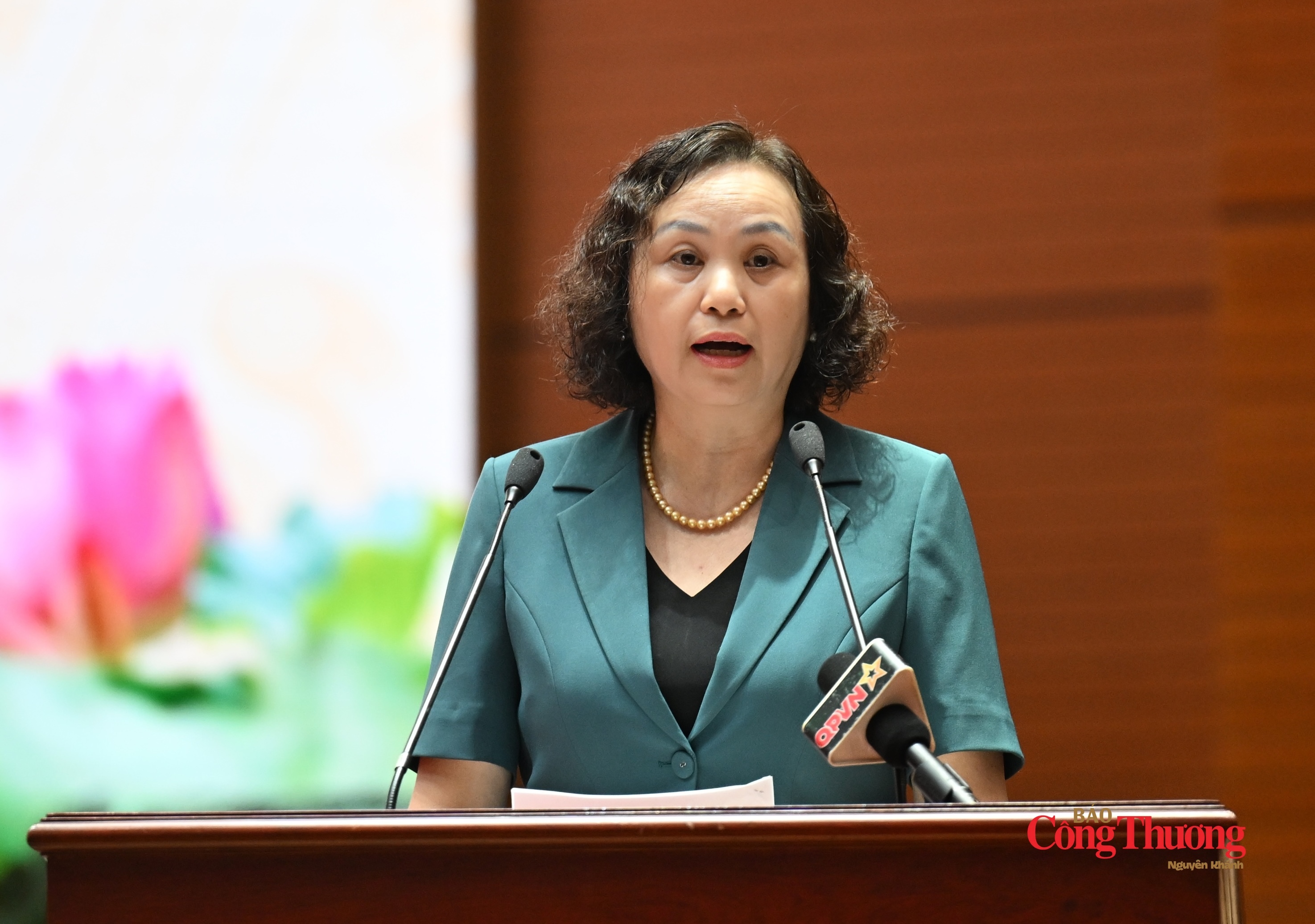 Bà Cao Thị Xuân, Phó Chủ tịch Hội đồng Dân tộc của Quốc hội phát biểu tại hội nghị.