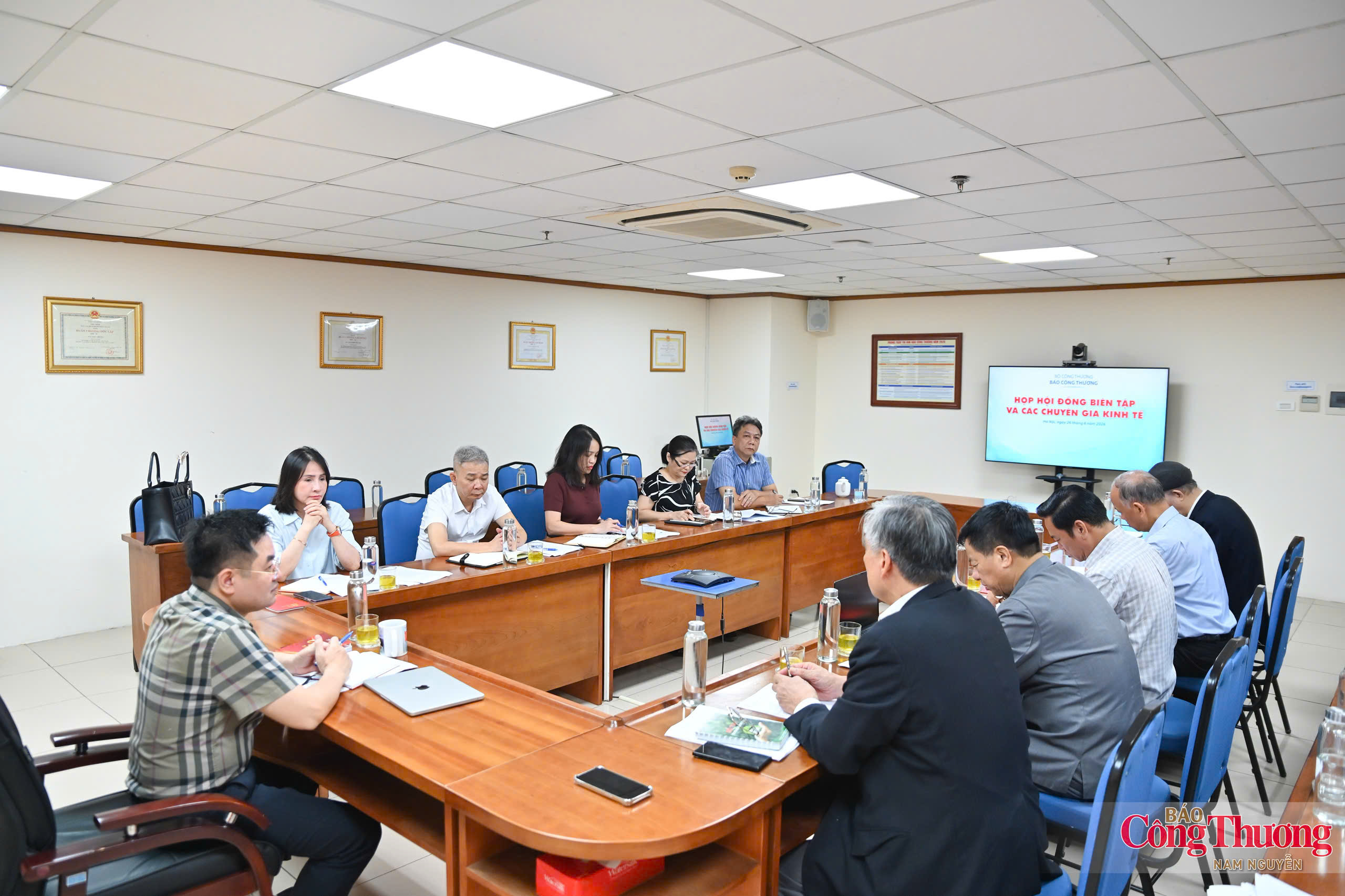 Toàn cảnh cuộc họp.