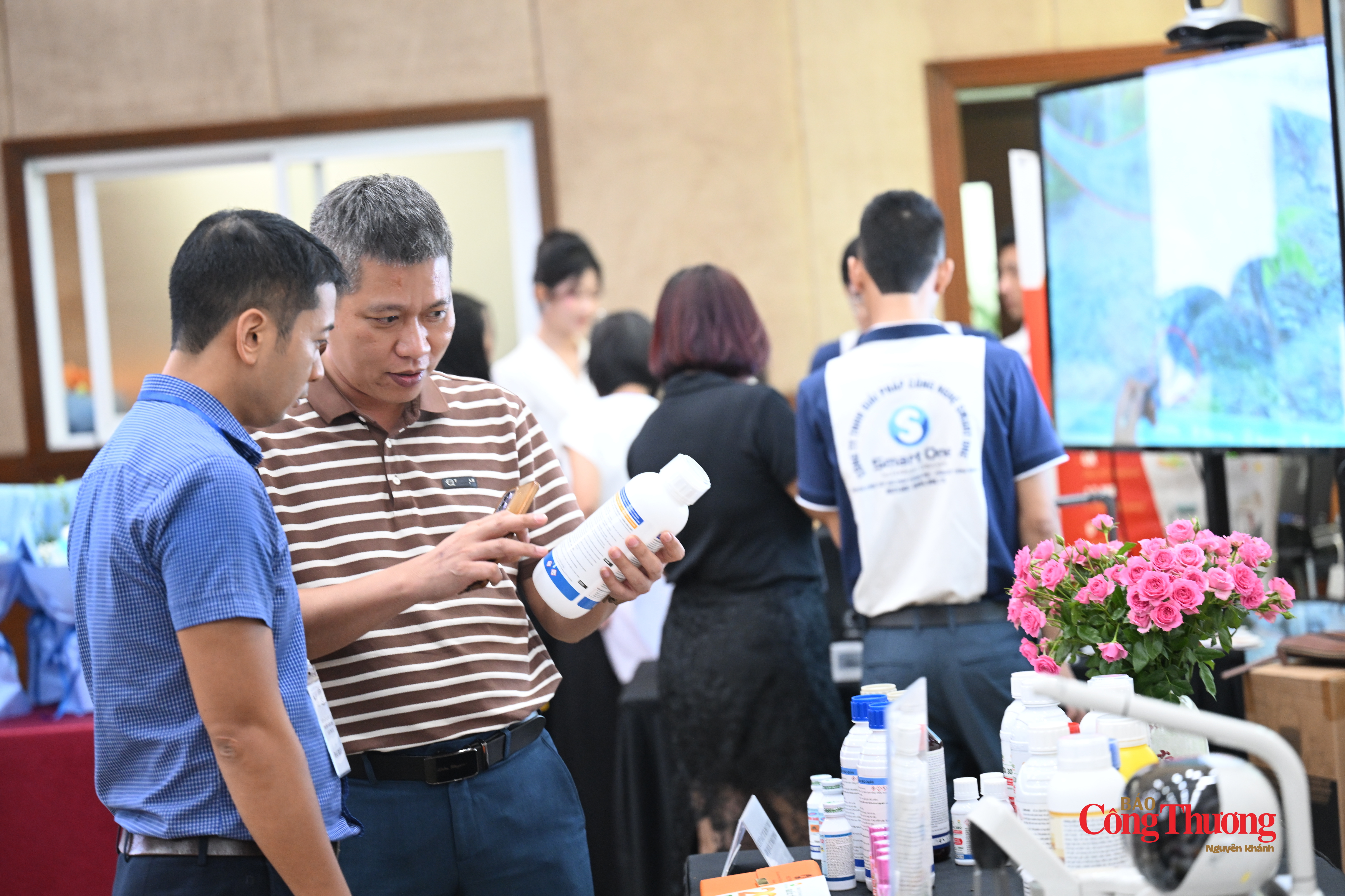 Các đối tác trao đổi trong khuôn khổ diễn đàn.