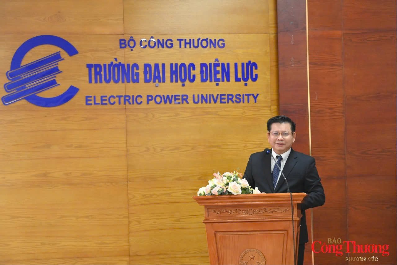PGS.TS. Đinh Văn Châu, Bí thư Đảng ủy, Hiệu trưởng Trường Đại học Điện lực phát biểu đề dẫn.