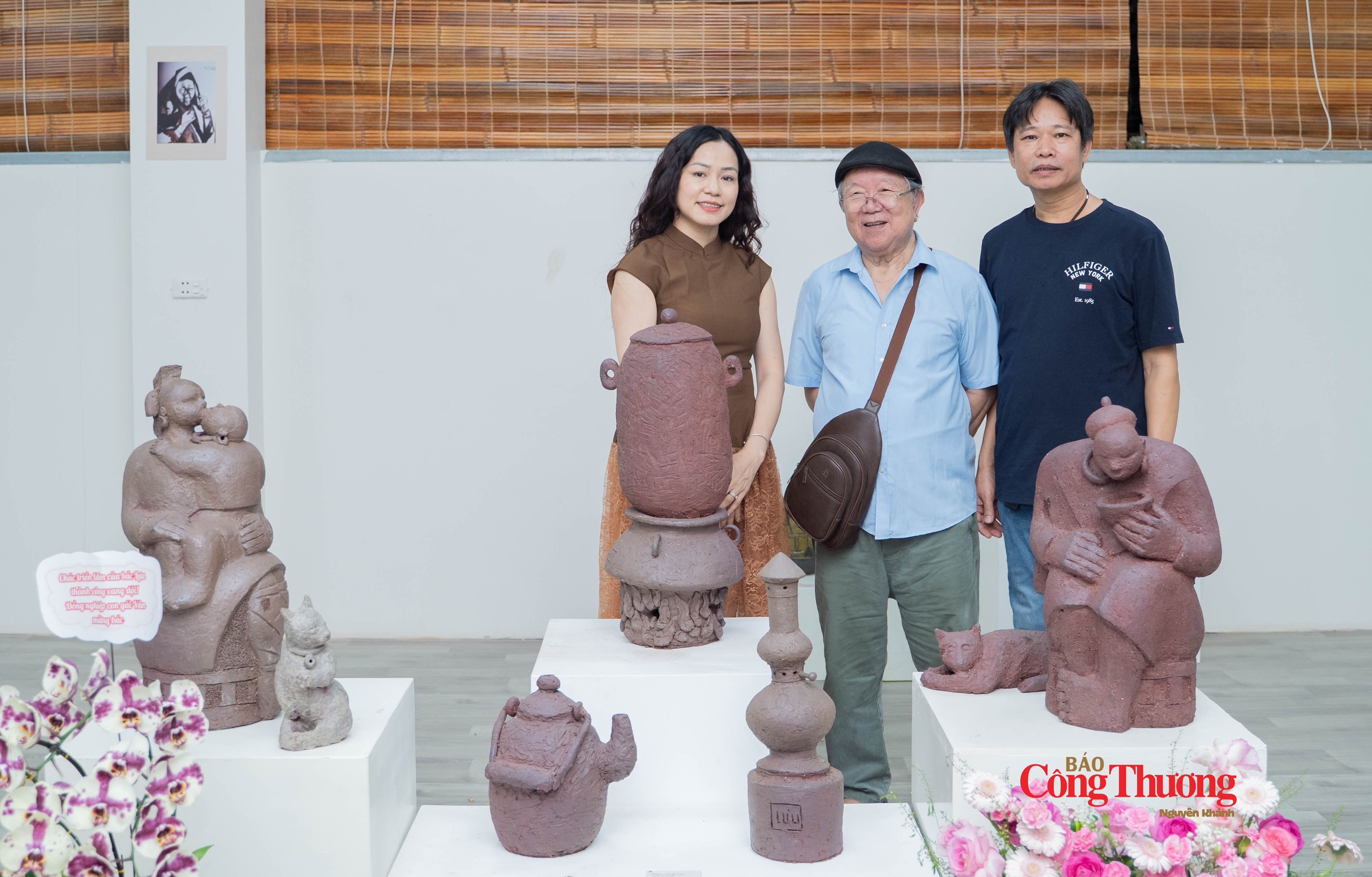 Nghệ nhân Ưu tú Trần Nam Tước (ngoài cùng bên phải), NSND Doãn Châu (ở giữa) chia sẻ với phóng viên Báo Công Thương tại “Phía sau lũng núi”.