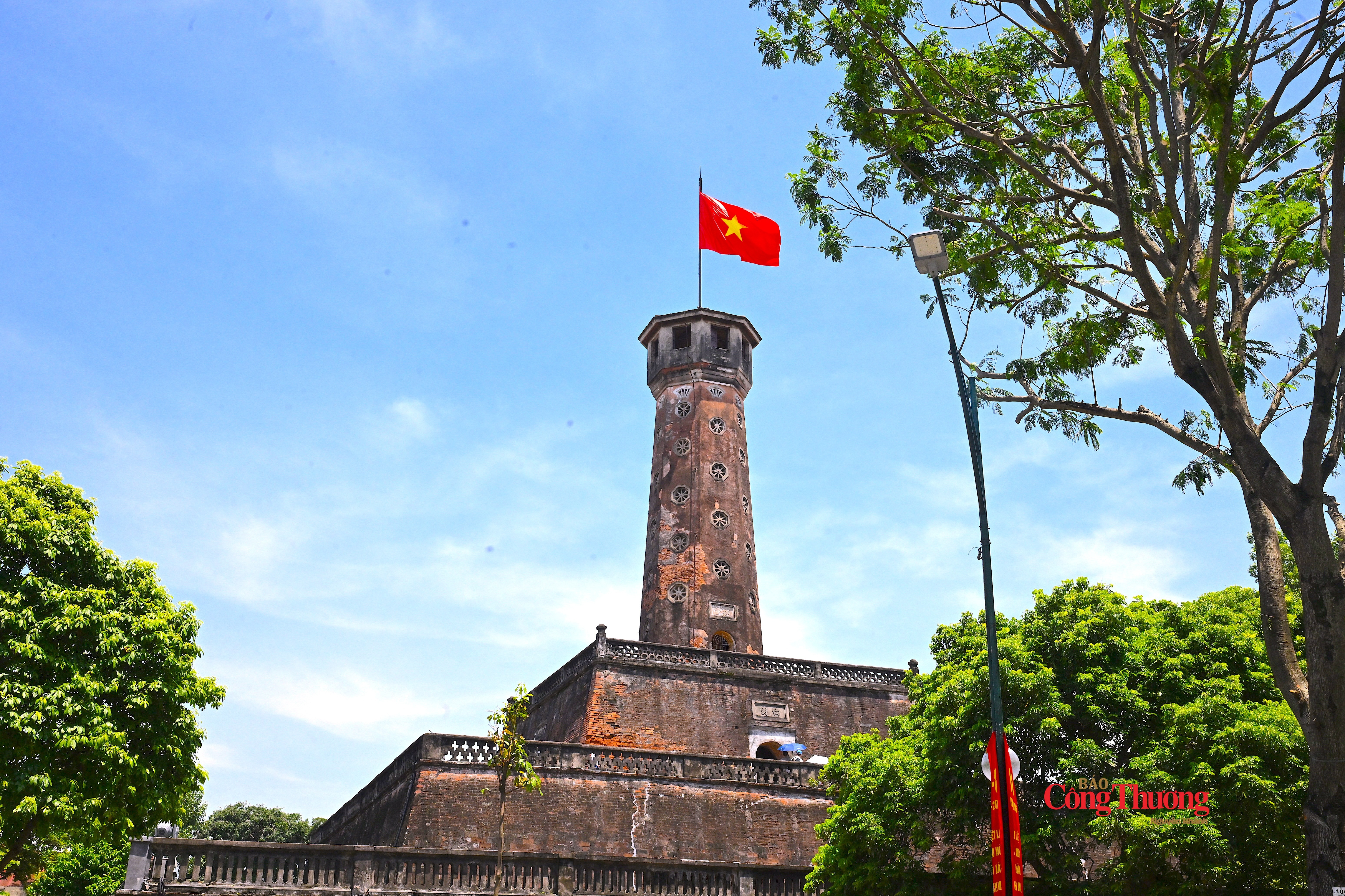 Cột cờ Hà Nội là một trong những biểu tượng của Thủ đô nghìn năm văn hiến. Năm 1945, sau thành công của Cách mạng Tháng Tám, lá cờ đỏ sao vàng lần đầu tiên được kéo lên đỉnh Cột cờ, đánh dấu thời khắc lịch sử quan trọng, mở ra kỷ nguyên độc lập của nước Việt Nam Dân chủ Cộng hòa.