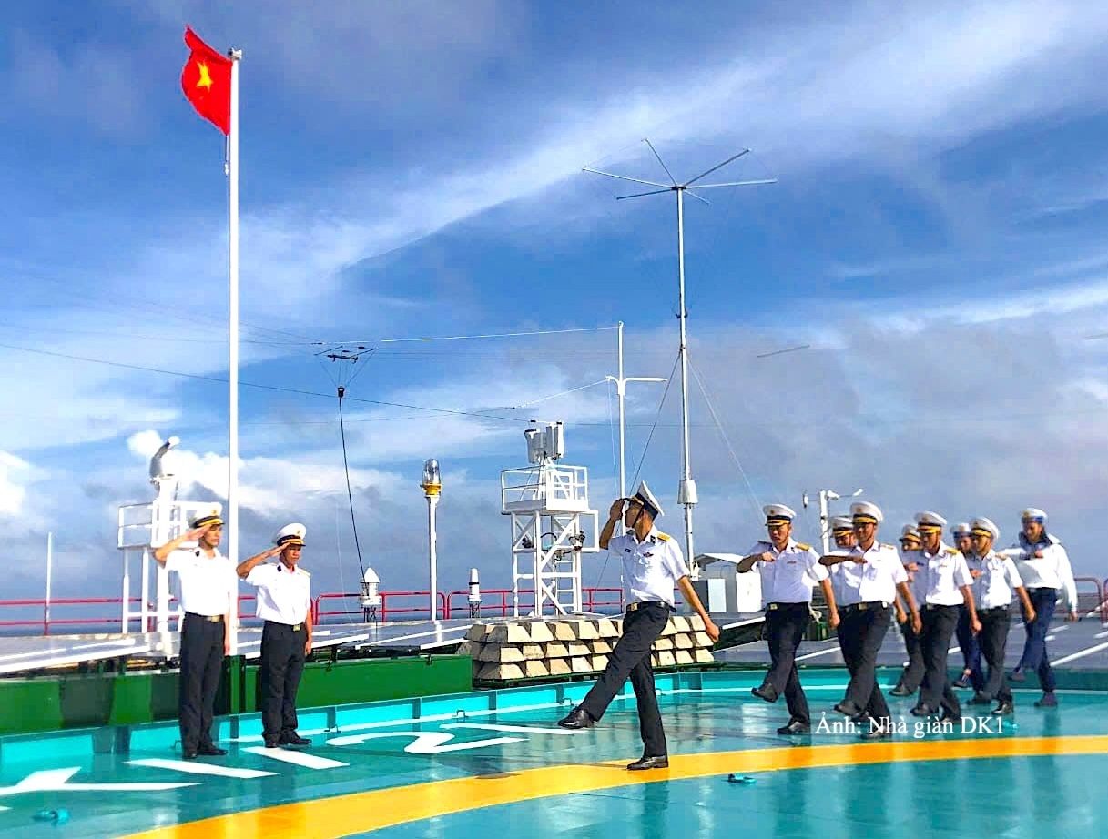 Cán bộ, chiến sĩ Nhà giàn DK1/21 làm lễ chào cờ đón Tết Độc lập.