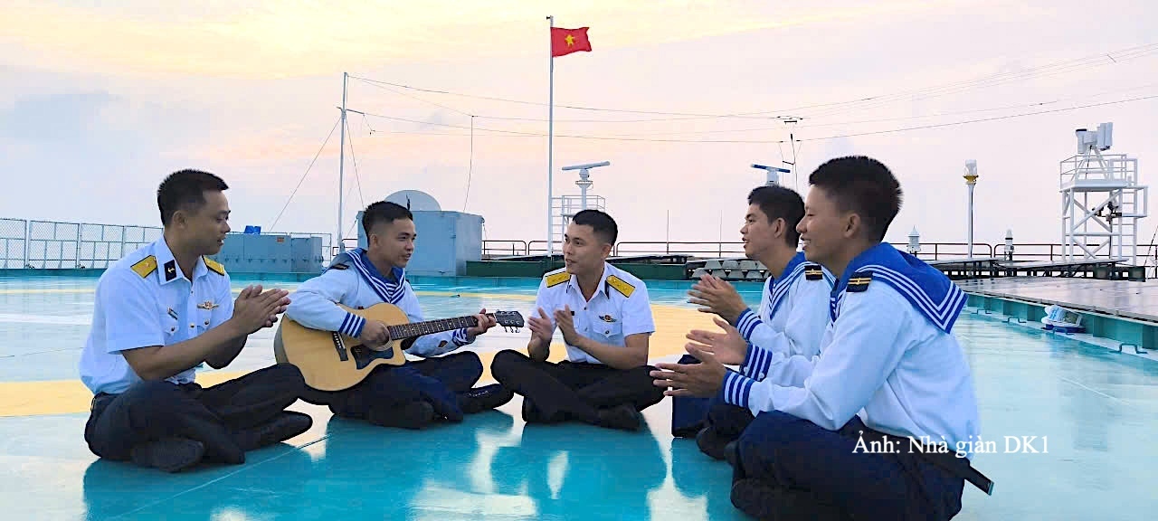 Cán bộ, chiến sĩ Nhà giàn DK1/21 quây quần bên tiếng đàn guitar trong những ngày chuẩn bị đón Tết Độc lập.