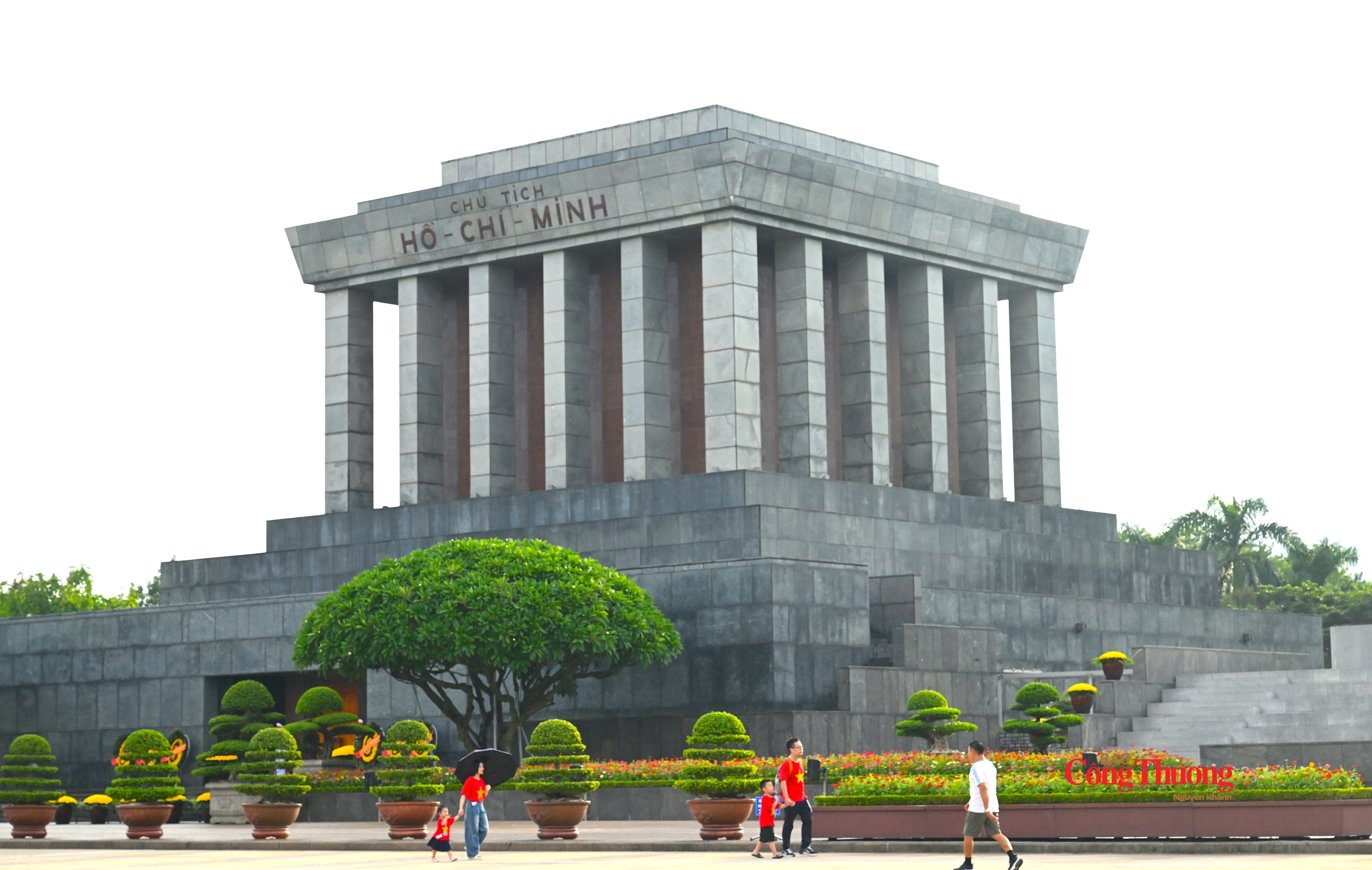 Nhiều gia đình chọn đến Lăng Bác dịp Tết Độc lập, tỏ lòng thành kính tri ân với Chủ tịch Hồ Chí Minh - vị lãnh tụ kính yêu của dân tộc.